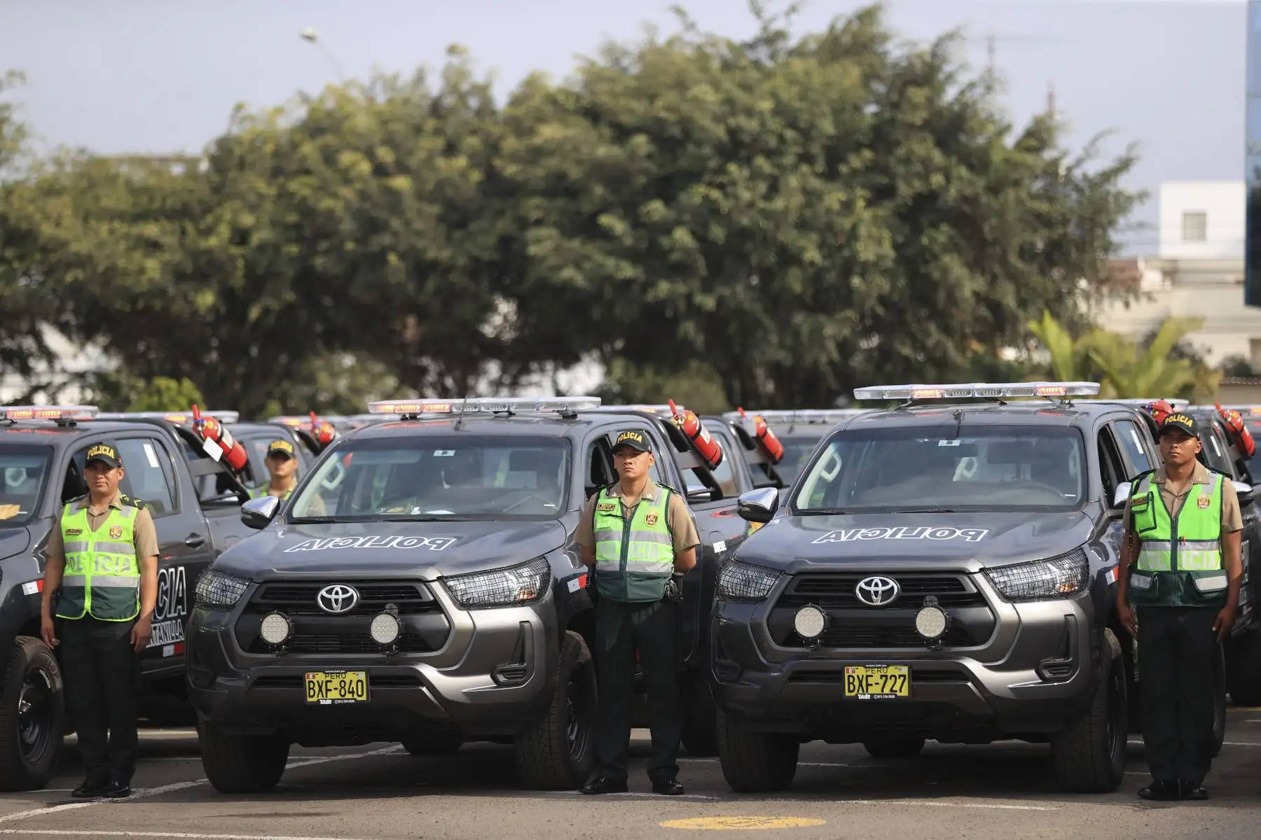 Con la finalidad de seguir luchando contra la delincuencia y la criminalidad, la presidenta Dina Boluarte participó en la entrega del tercer lote de 200 camionetas a la Policía Nacional, que completa los 500 modernos patrulleros puestos en operatividad en los últimos dos meses, para trabajar en la lucha frontal contra el hampa y el crimen organizado.
Foto: ANDINA/Presidencia Perú