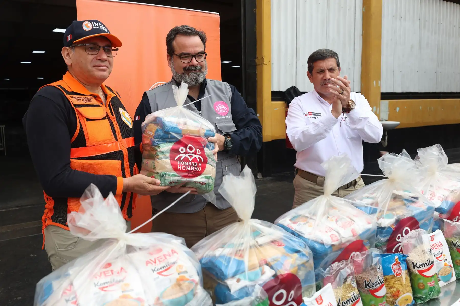 Jorge Chávez Cresta, ministro de defensa participa en la recepción de donación de 2,345 canastas con alimentos de primera necesiadad.
Foto: ANDINA/Difusión