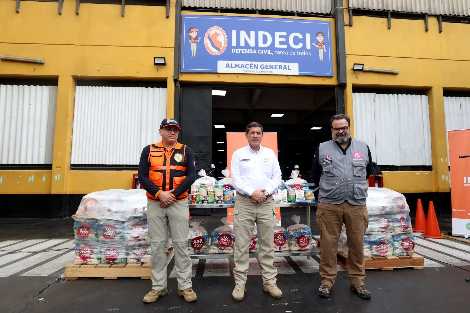 Jorge Chávez Cresta, ministro de defensa participa en la recepción de donación de 2,345 canastas con alimentos de primera necesiadad.
Foto: ANDINA/Difusión