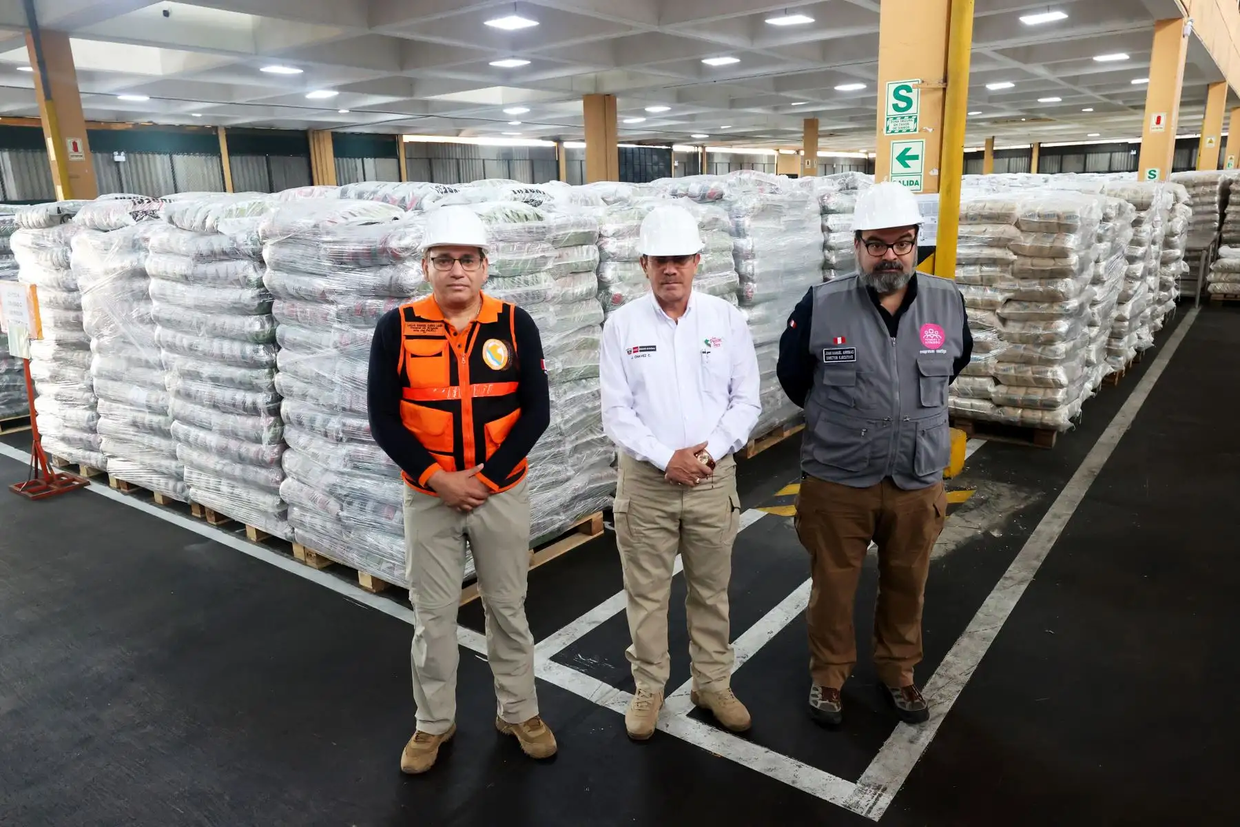Jorge Chávez Cresta, ministro de defensa participa en la recepción de donación de 2,345 canastas con alimentos de primera necesiadad.
Foto: ANDINA/Difusión