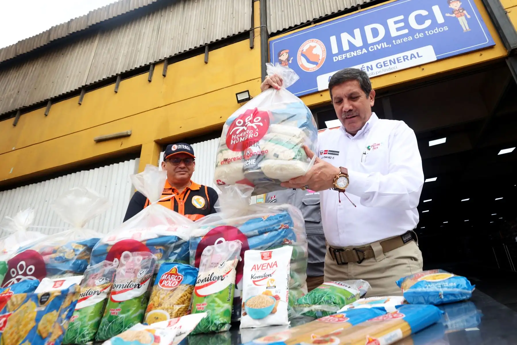 Jorge Chávez Cresta, ministro de defensa participa en la recepción de donación de 2,345 canastas con alimentos de primera necesiadad.
Foto: ANDINA/Difusión