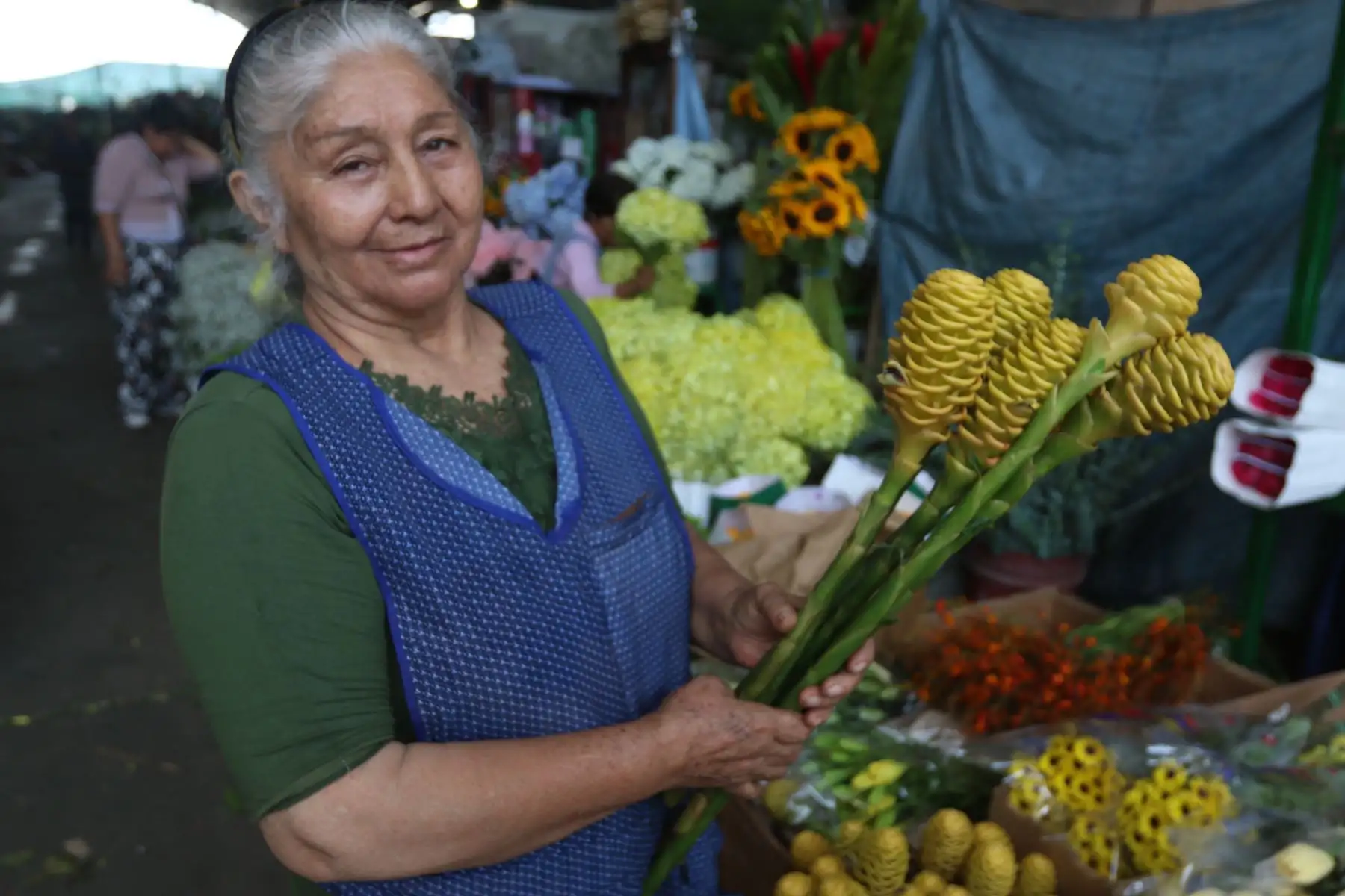 Hermosos ramos de rosas, lirios, claveles, crisantemos y girasoles sobresalen en cada puesto de venta, llamando la atención de los compradores que se acercan a adquirirlas. FOTO:ANDINA/Hector Vinces.