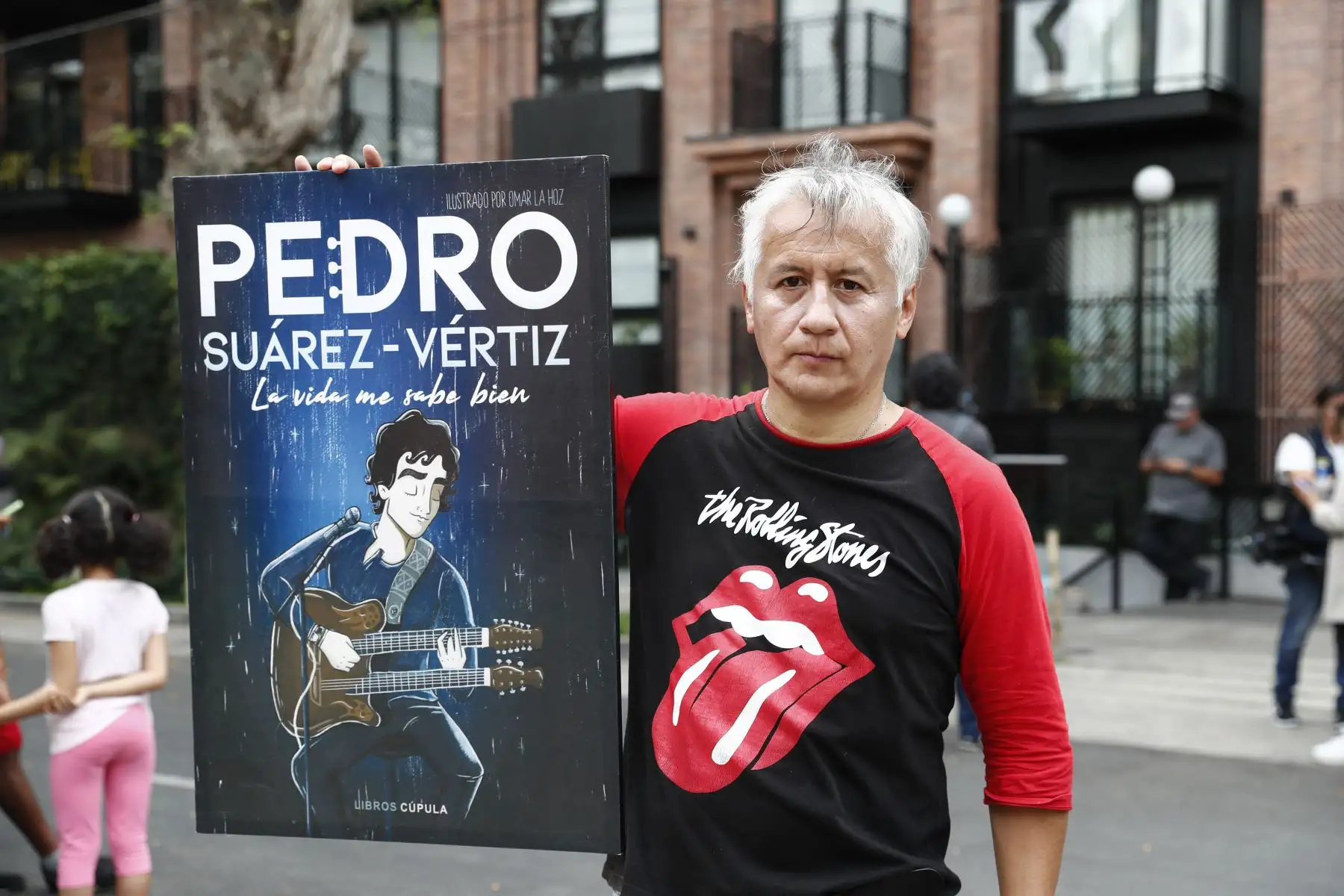 Fanáticos de Pedro Suárez Vertiz llegan hasta los exteriores de su domicilio en Miraflores para darle su último adiós al músico, cantante y compositor que falleció hoy jueves 28 de diciembre a los 54 años.
Foto: ANDINA/Daniel Bracamonte