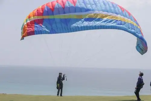Después de 4 años se reinician los vuelos tándem (dos personas) en el parapuerto de Miraflores. Con la presencia del alcalde del distrito, Carlos Canales y los representantes de las Asociación Peruana de Instructores de Parapente Tándem y la Asociación Peruana de Turismo Deportivo junto a los experimentados instructores se firmó el convenio para el reinicio de los vuelos tándem que son un importante atractivo turístico del distrito. Foto: ANDINA/Andrés Valle