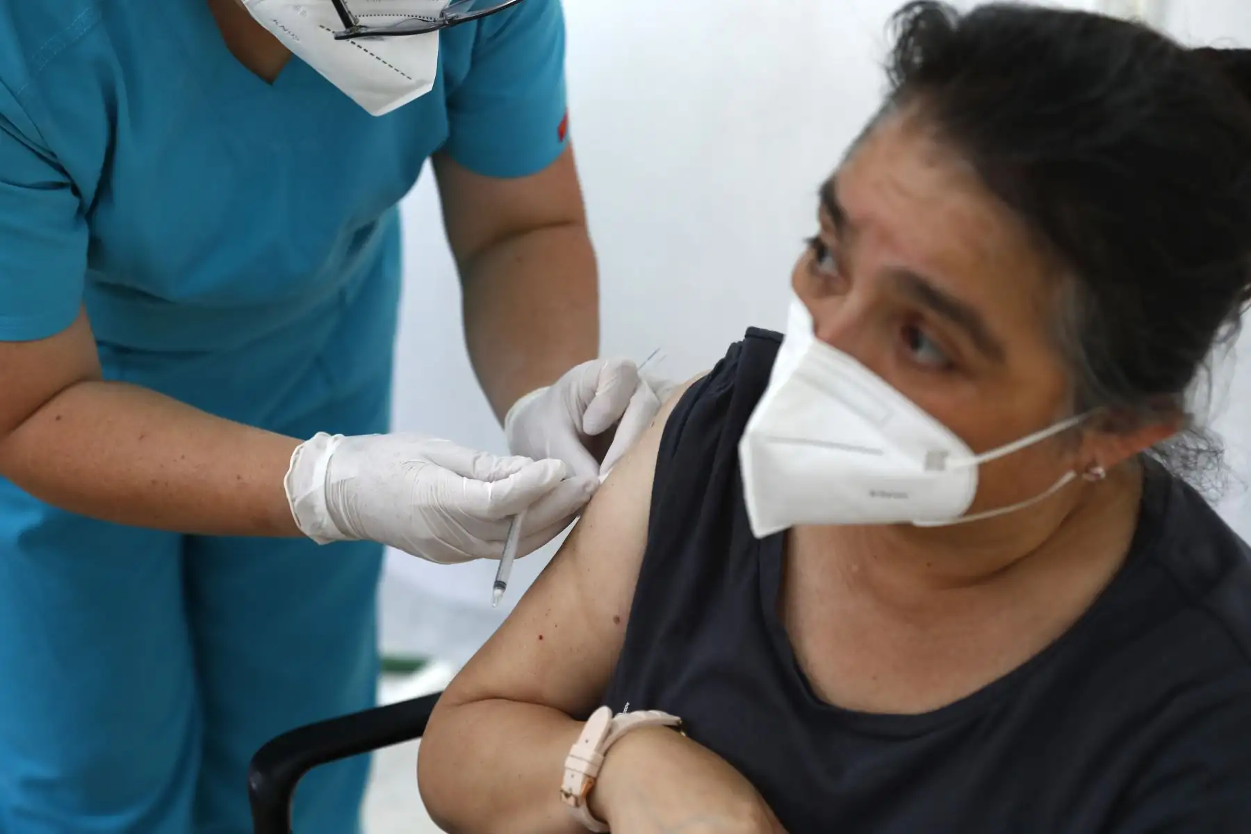 En vista del incremento de casos de covid-19 en el Perú, el Hospital Nacional Edgardo Rebagliati de EsSalud realiza una campaña gratuita de vacunación contra el virus en sus instalaciones. Foto: ANDINA/Daniel Bracamonte