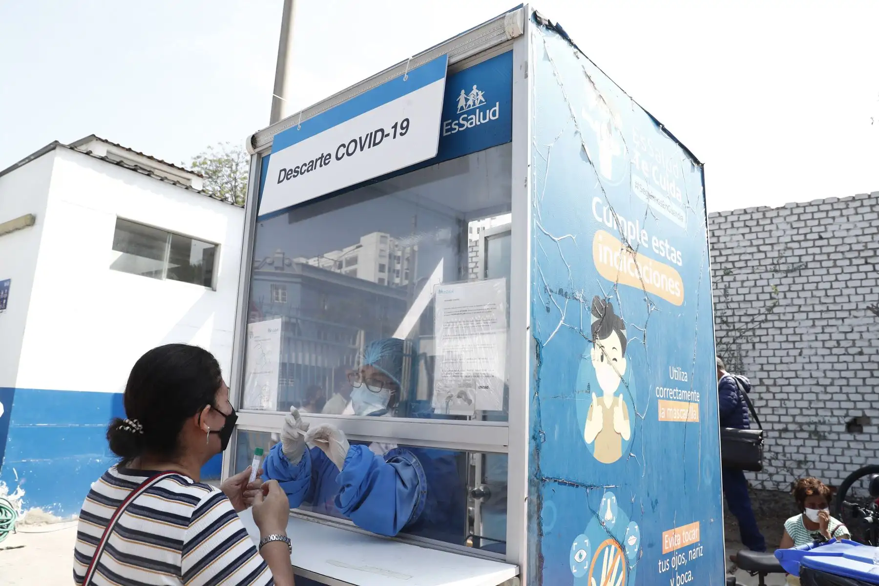 El Hospital Nacional Edgardo Rebagliati de EsSalud realiza una campaña gratuita de descarte de covid-19 en sus instalaciones, a raíz del incremento de casos positivos en noviembre y diciembre. Foto: ANDINA/Daniel Bracamonte