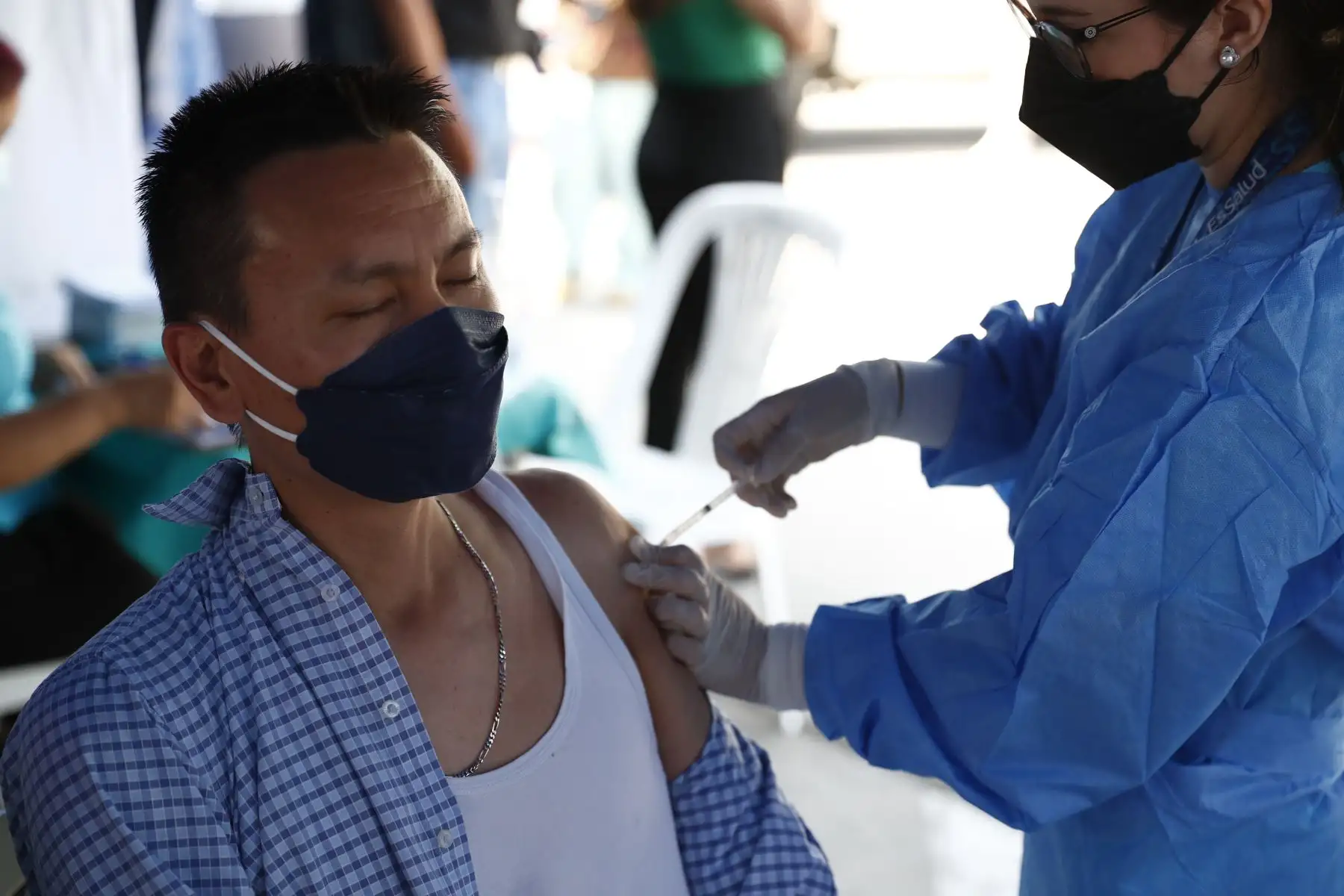 En vista del incremento de casos de covid-19 en el Perú, el Hospital Nacional Edgardo Rebagliati de EsSalud realiza una campaña gratuita de vacunación contra el virus en sus instalaciones. Foto: ANDINA/Daniel Bracamonte