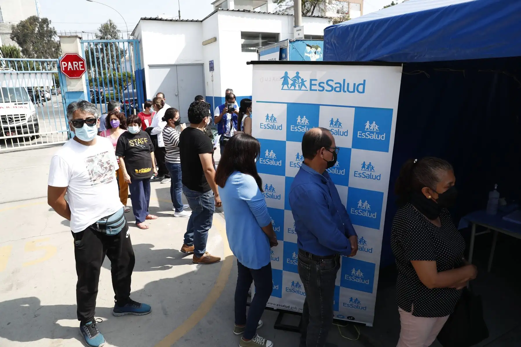 En vista del incremento de casos de covid-19 en el Perú, el Hospital Nacional Edgardo Rebagliati de EsSalud realiza una campaña gratuita de vacunación contra el virus en sus instalaciones. Foto: ANDINA/Daniel Bracamonte
