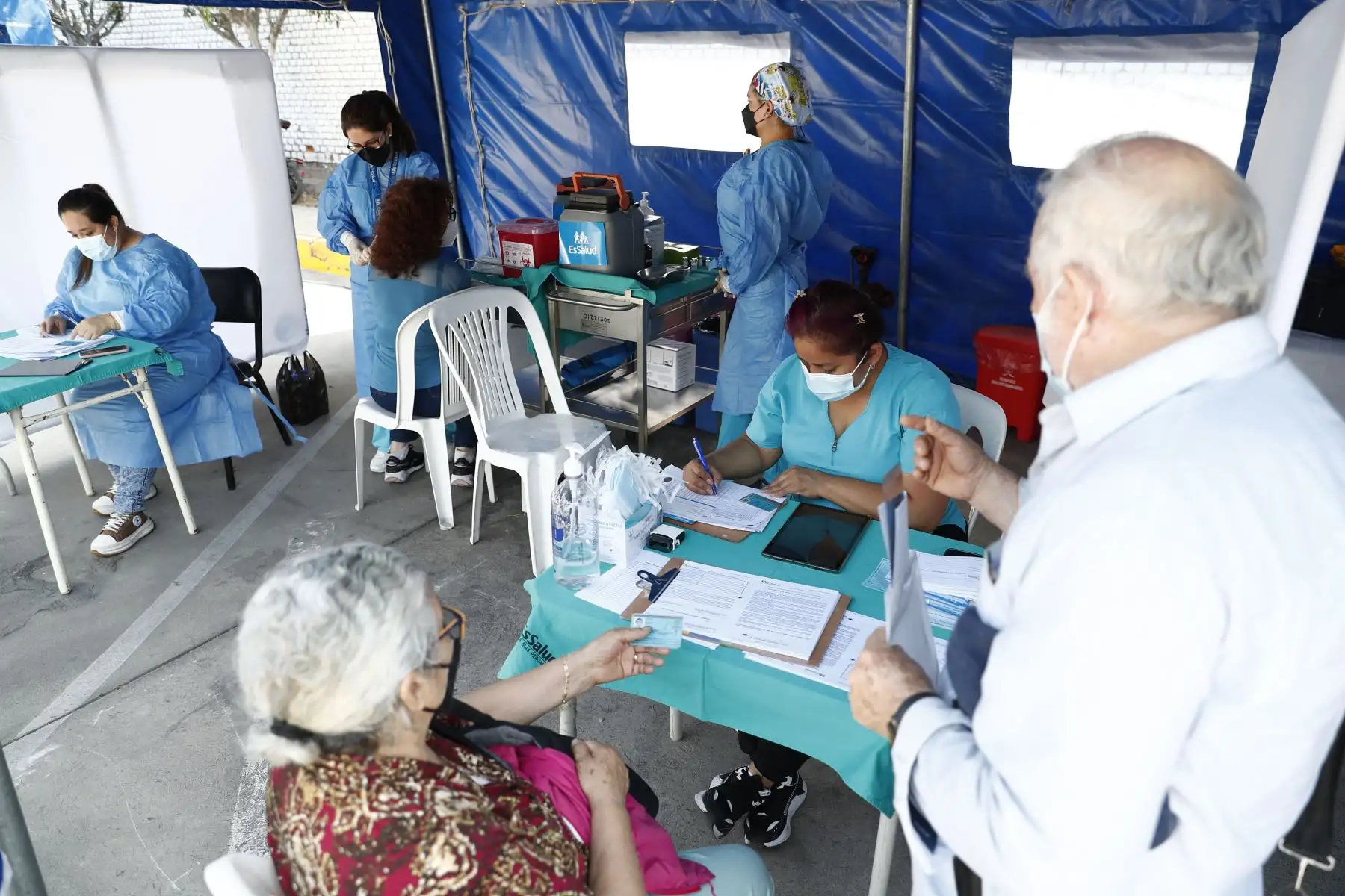En vista del incremento de casos de covid-19 en el Perú, el Hospital Nacional Edgardo Rebagliati de EsSalud realiza una campaña gratuita de vacunación contra el virus en sus instalaciones. Foto: ANDINA/Daniel Bracamonte