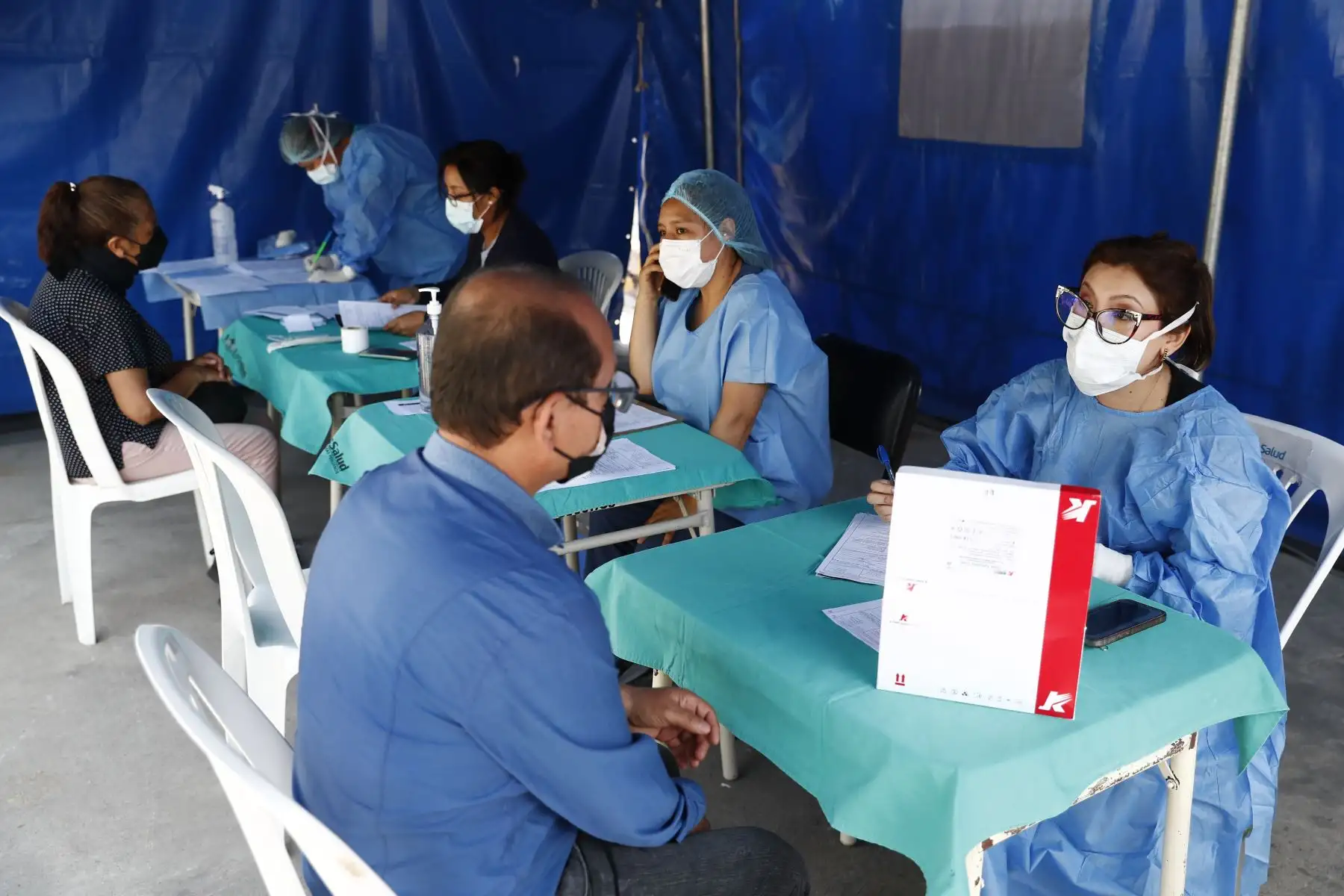 En vista del incremento de casos de covid-19 en el Perú, el Hospital Nacional Edgardo Rebagliati de EsSalud realiza una campaña gratuita de vacunación contra el virus en sus instalaciones. Foto: ANDINA/Daniel Bracamonte
