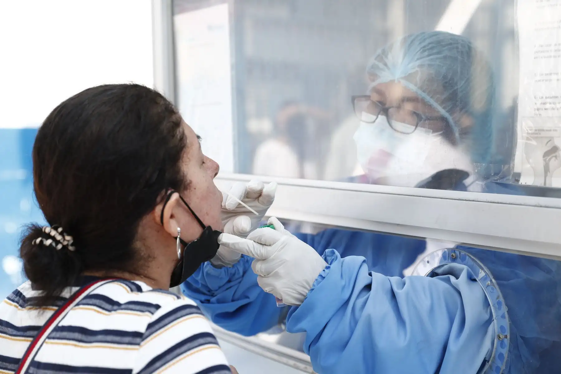 El Hospital Nacional Edgardo Rebagliati de EsSalud realiza una campaña gratuita de descarte de covid-19 en sus instalaciones, a raíz del incremento de casos positivos en noviembre y diciembre. Foto: ANDINA/Daniel Bracamonte