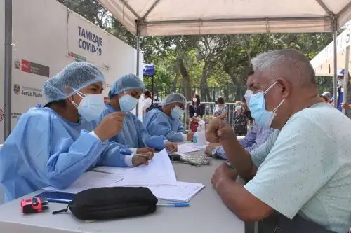 La población que acuda a realizarse una prueba de descarte en  los centros autorizados por el Minsa, puede aplicarse la vacuna bivalente de salir positivo el resultado, así no se haya inmunizado antes. ANDINA/ Minsa.