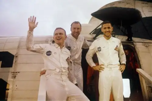 Los tripulantes de la Apolo 8 fueron el omandante Frank Borman, el iloto del módulo de mando James Lovell, y el piloto del módulo lunar William Anders.