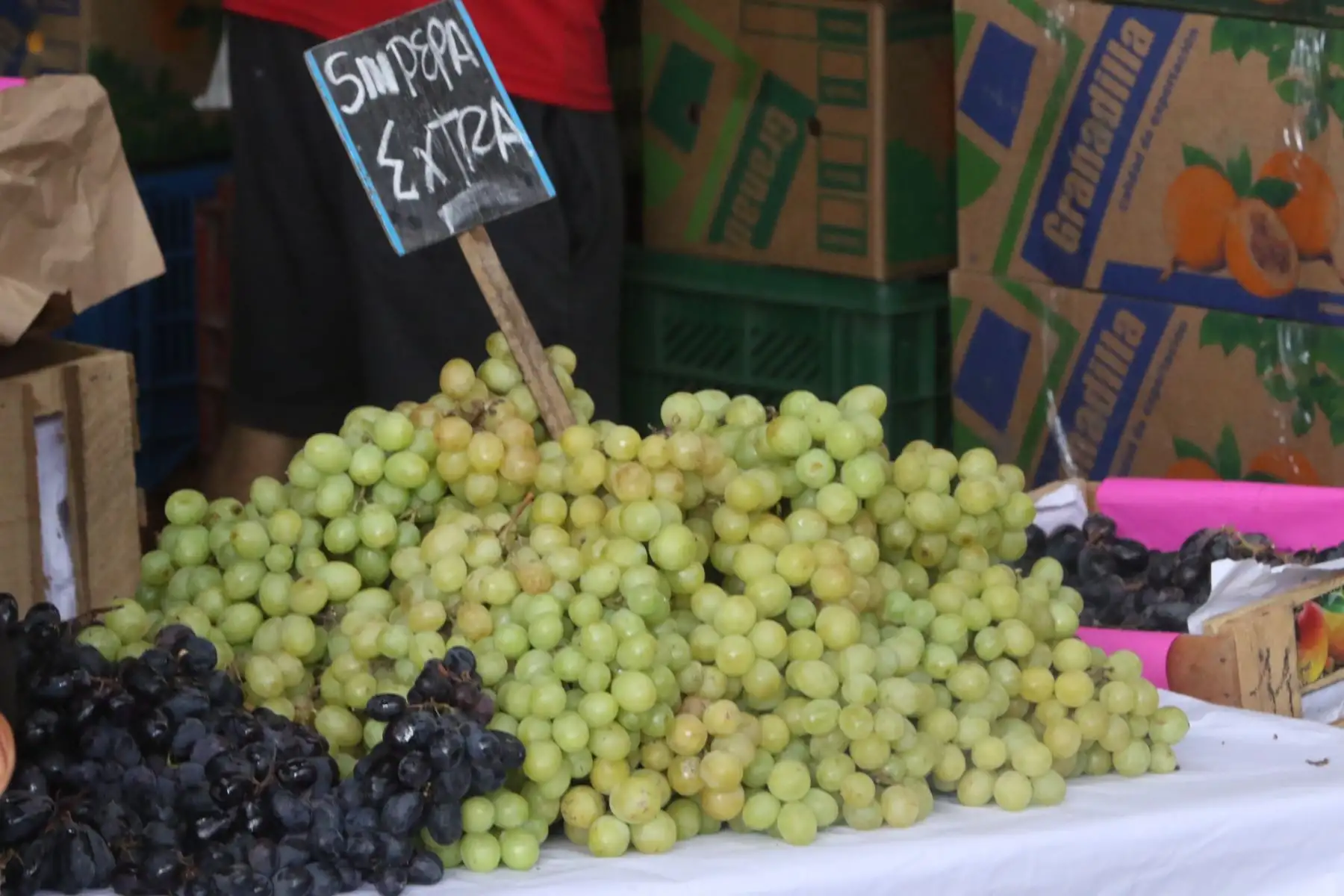 Estas frutas tienen mucha demanda en esta temporada, dado que el público las utiliza al parecer como ingrediente para ensaladas y decoración en la cena de celebración del Año Nuevo. FOTO:ANDINA/Hector Vinces.