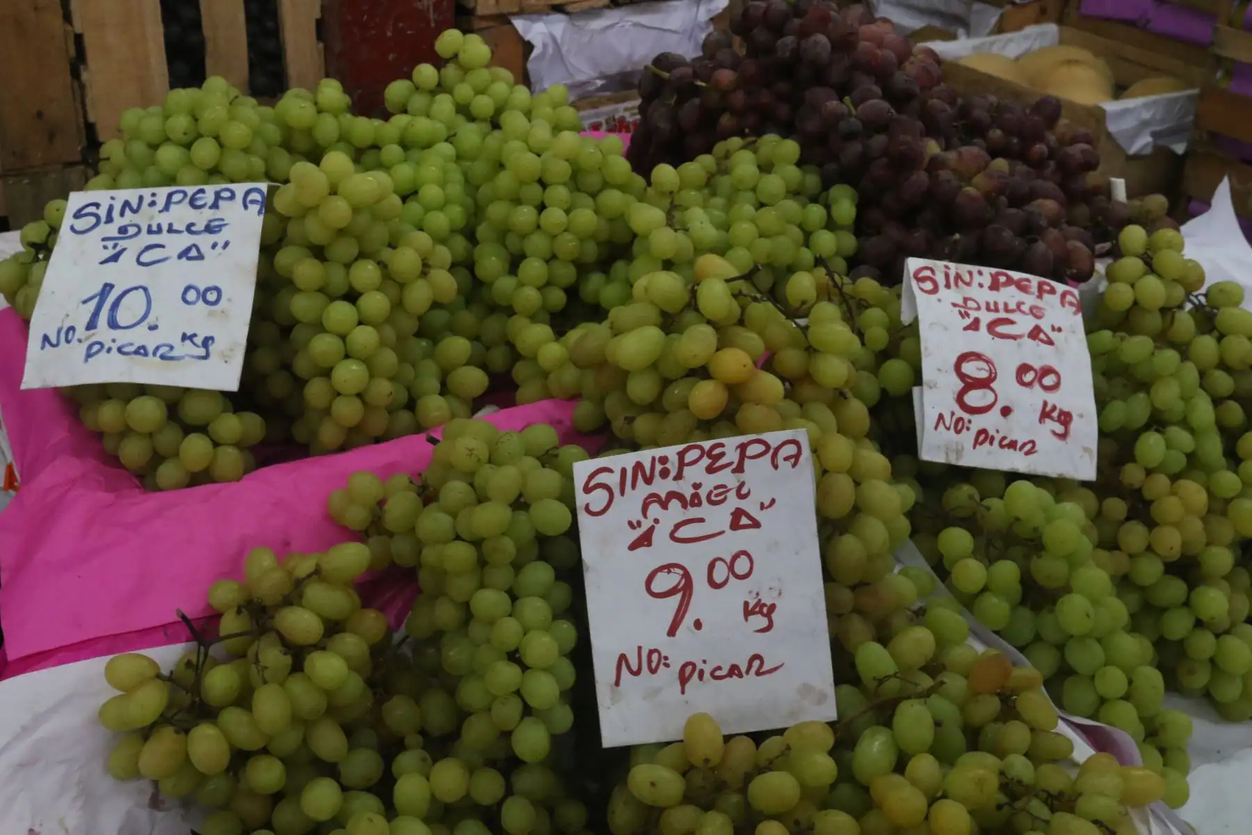 La demanda de numerosas personas que adquieren esta fruta es para cumplir su cábala de comer 12 unidades durante la cena de fin de año.
FOTO:ANDINA/Hector Vinces.