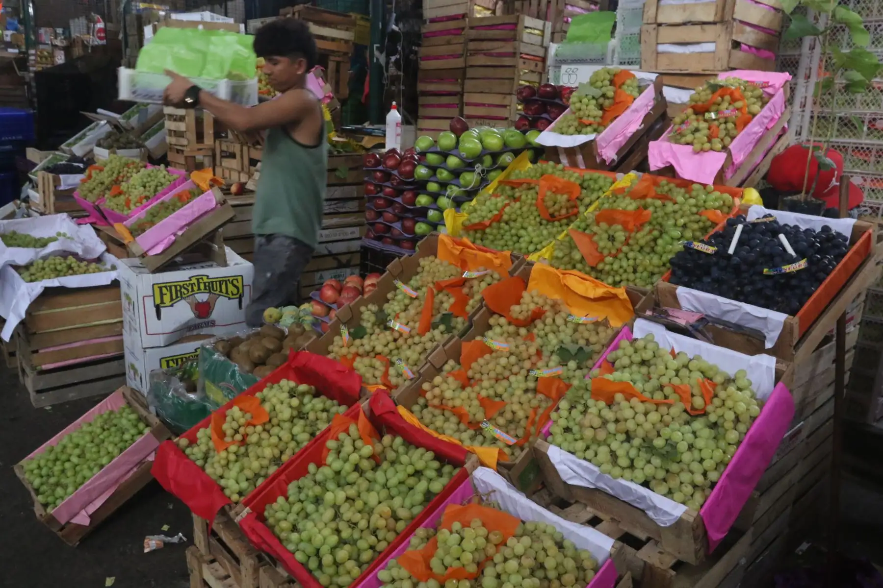 Estas frutas tienen mucha demanda en esta temporada, dado que el público las utiliza al parecer como ingrediente para ensaladas y decoración en la cena de celebración del Año Nuevo. FOTO:ANDINA/Hector Vinces.