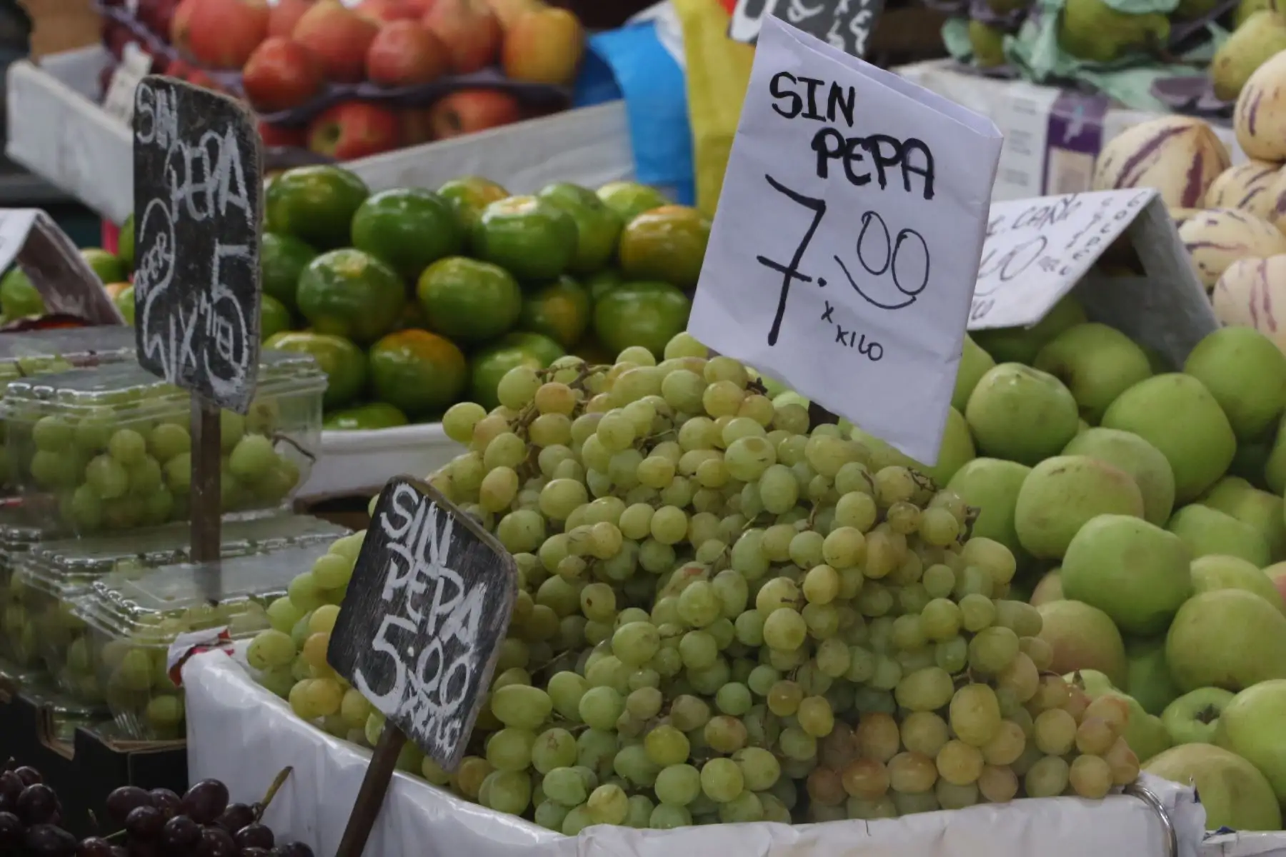 La demanda de numerosas personas que adquieren esta fruta es para cumplir su cábala de comer 12 unidades durante la cena de fin de año.
FOTO:ANDINA/Hector Vinces.