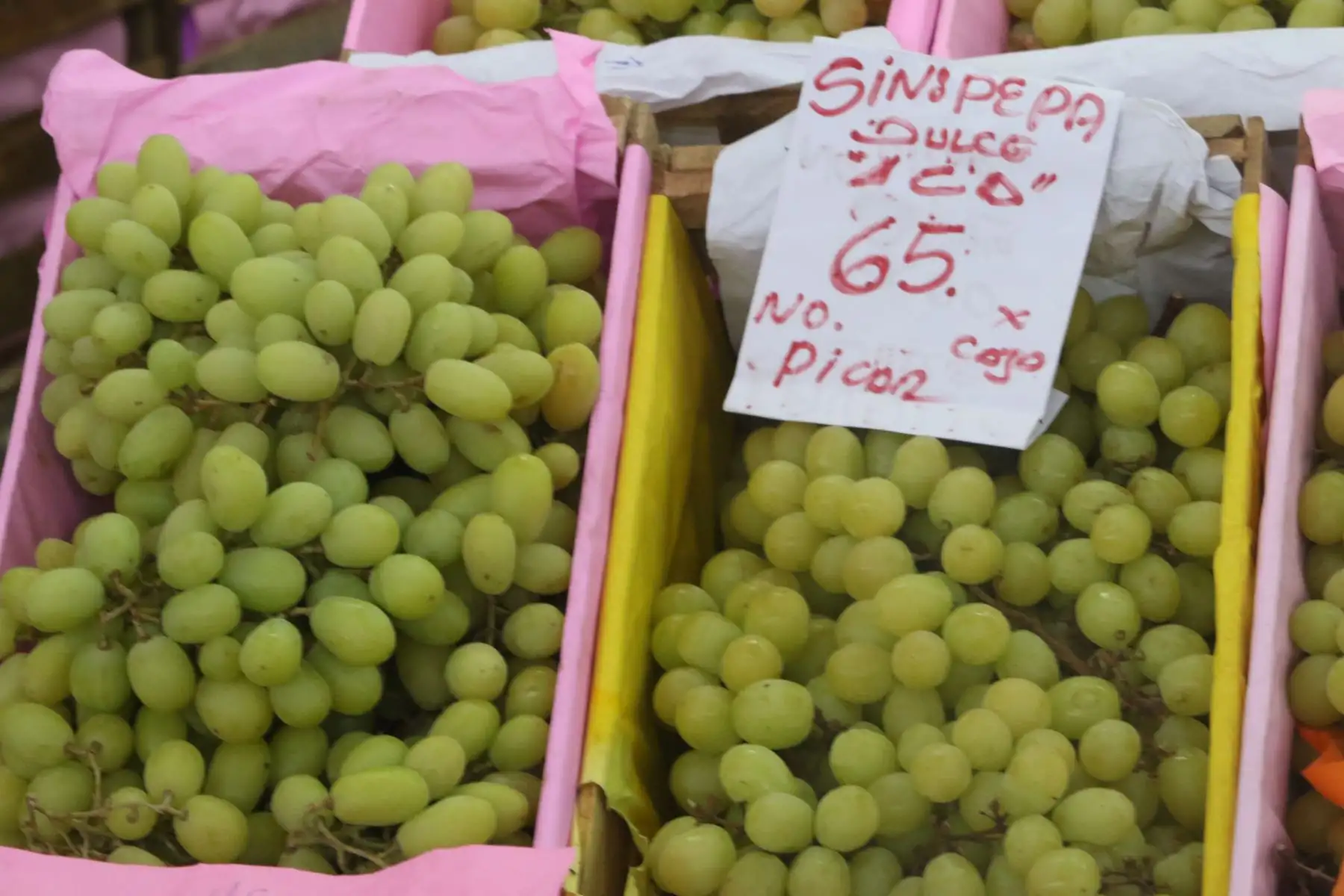 La demanda de numerosas personas que adquieren esta fruta es para cumplir su cábala de comer 12 unidades durante la cena de fin de año.
FOTO:ANDINA/Hector Vinces.