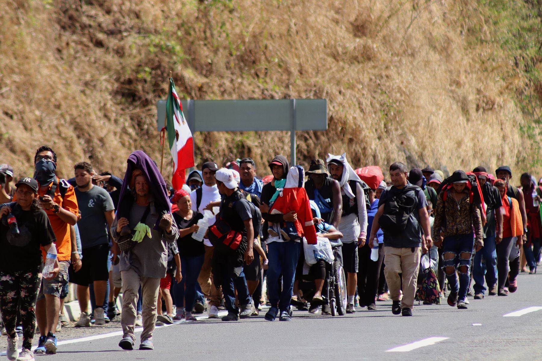 Migrantes caminan en caravana hacia Estados Unidos hoy, desde la ciudad de Escuintla (México). Foto: EFE