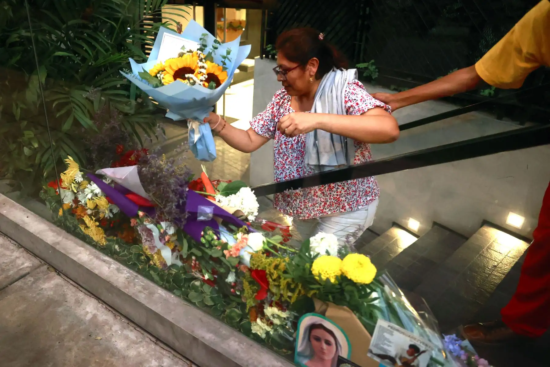 Fanáticos de Pedro Suárez Vertiz llegan hasta los exteriores de su domicilio en Miraflores para darle su último adiós al músico, cantante y compositor que falleció hoy jueves 28 de diciembre a los 54 años.
Foto: ANDINA/Vidal Tarqui