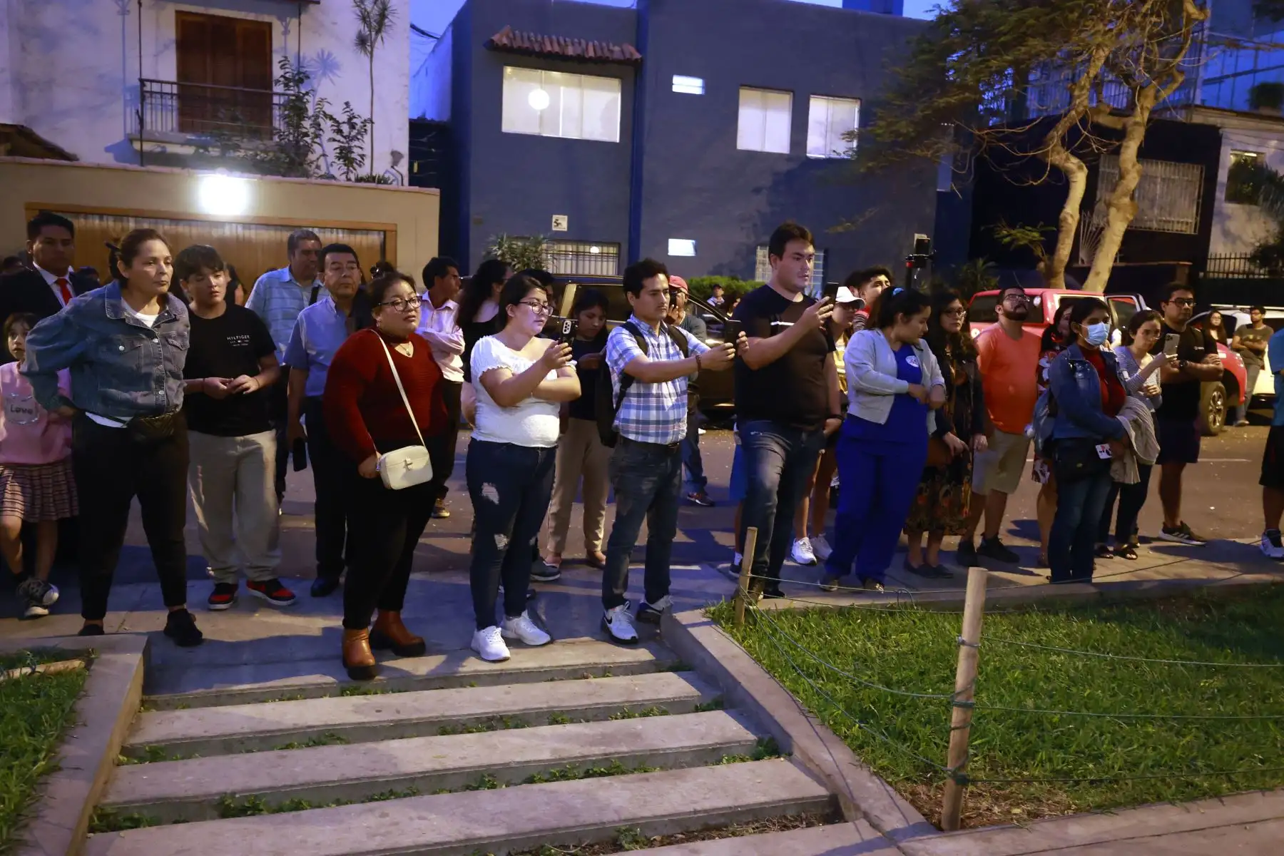 Fanáticos de Pedro Suárez Vertiz llegan hasta los exteriores de su domicilio en Miraflores para darle su último adiós al músico, cantante y compositor que falleció hoy jueves 28 de diciembre a los 54 años.
Foto: ANDINA/Vidal Tarqui