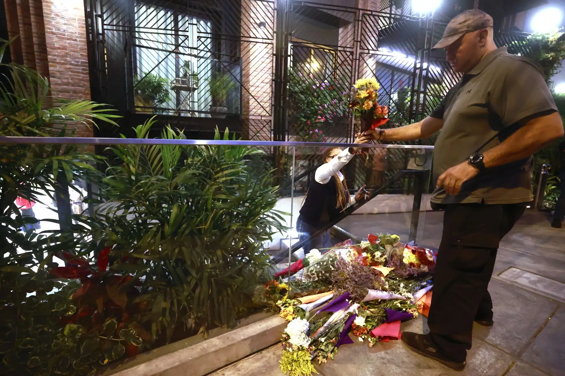 Fanáticos de Pedro Suárez Vertiz llegan hasta los exteriores de su domicilio en Miraflores para darle su último adiós al músico, cantante y compositor que falleció hoy jueves 28 de diciembre a los 54 años.
Foto: ANDINA/Vidal Tarqui