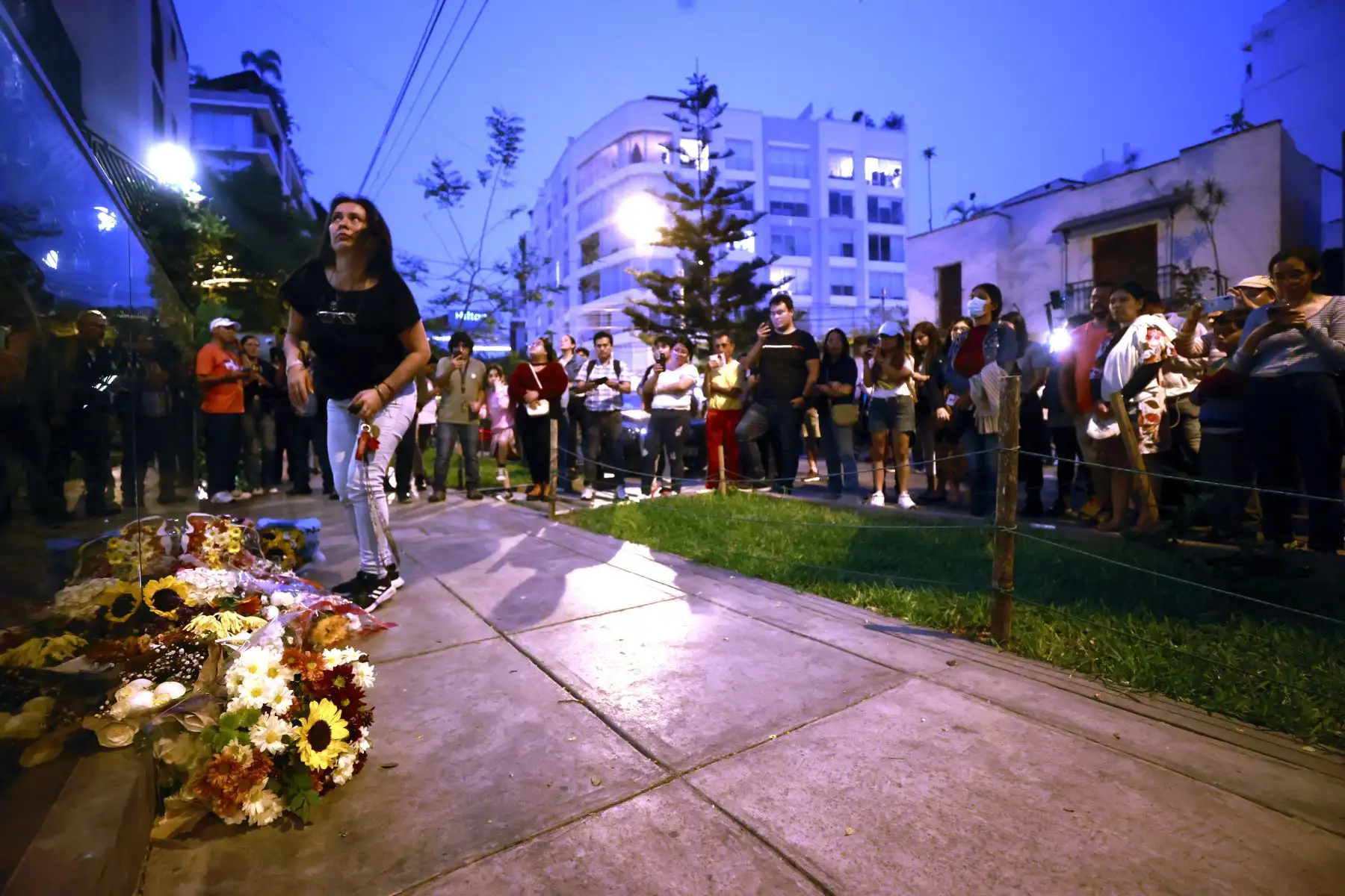 Fanáticos de Pedro Suárez Vertiz llegan hasta los exteriores de su domicilio en Miraflores para darle su último adiós al músico, cantante y compositor que falleció hoy jueves 28 de diciembre a los 54 años.
Foto: ANDINA/Vidal Tarqui