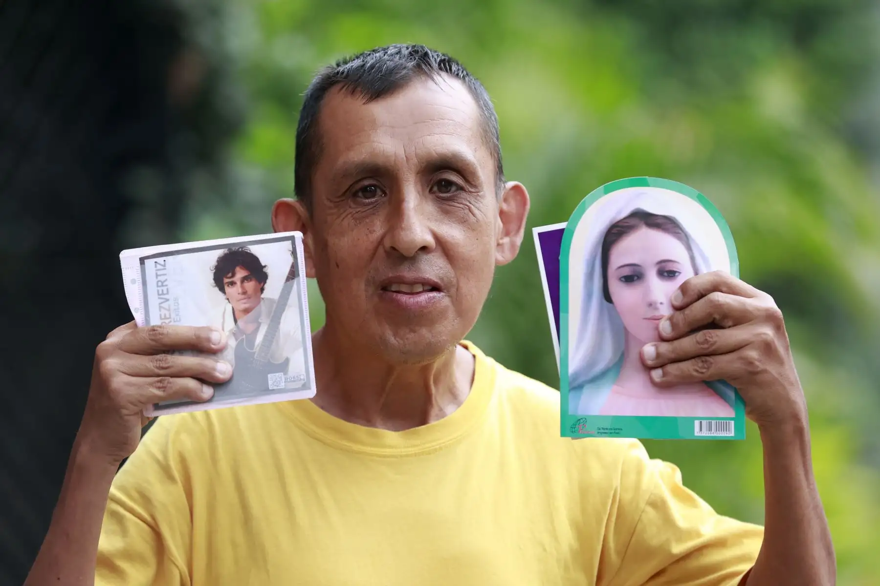 Fanáticos de Pedro Suárez Vertiz llegan hasta los exteriores de su domicilio en Miraflores para darle su último adiós al músico, cantante y compositor que falleció hoy jueves 28 de diciembre a los 54 años.
Foto: ANDINA/Vidal Tarqui