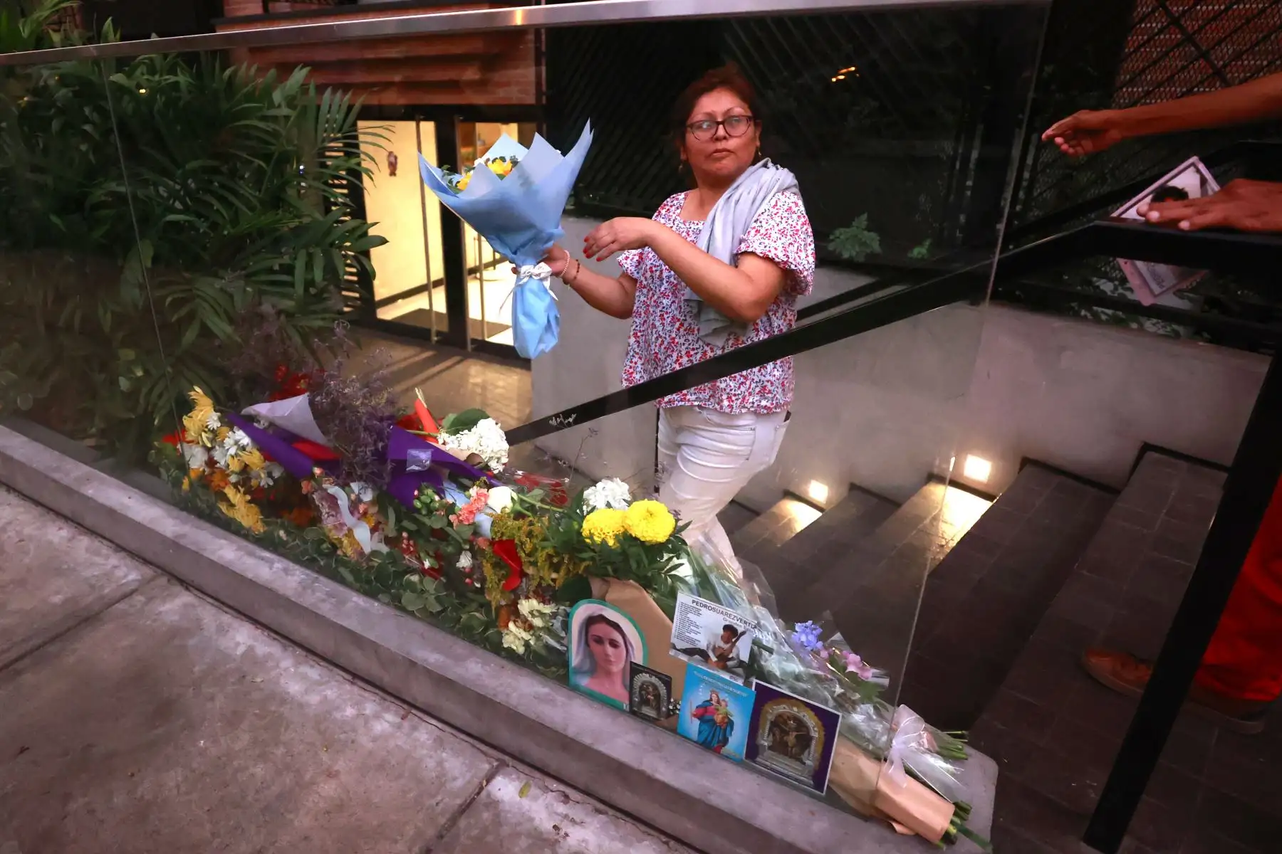 Fanáticos de Pedro Suárez Vertiz llegan hasta los exteriores de su domicilio en Miraflores para darle su último adiós al músico, cantante y compositor que falleció hoy jueves 28 de diciembre a los 54 años.
Foto: ANDINA/Vidal Tarqui