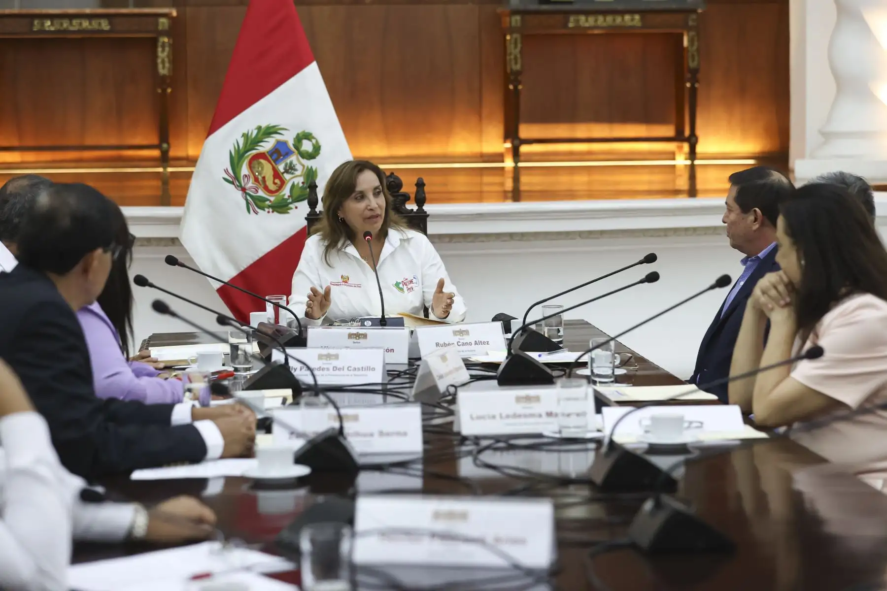 La presidenta de la república, Dina Boluarte, recibió en Palacio de Gobierno al alcalde de La Victoria, Rubén Cano, con quien coordinó acciones para que se continúe redoblando la seguridad en el emporio de Gamarra.
Foto: ANDINA/Prensa Presidencia