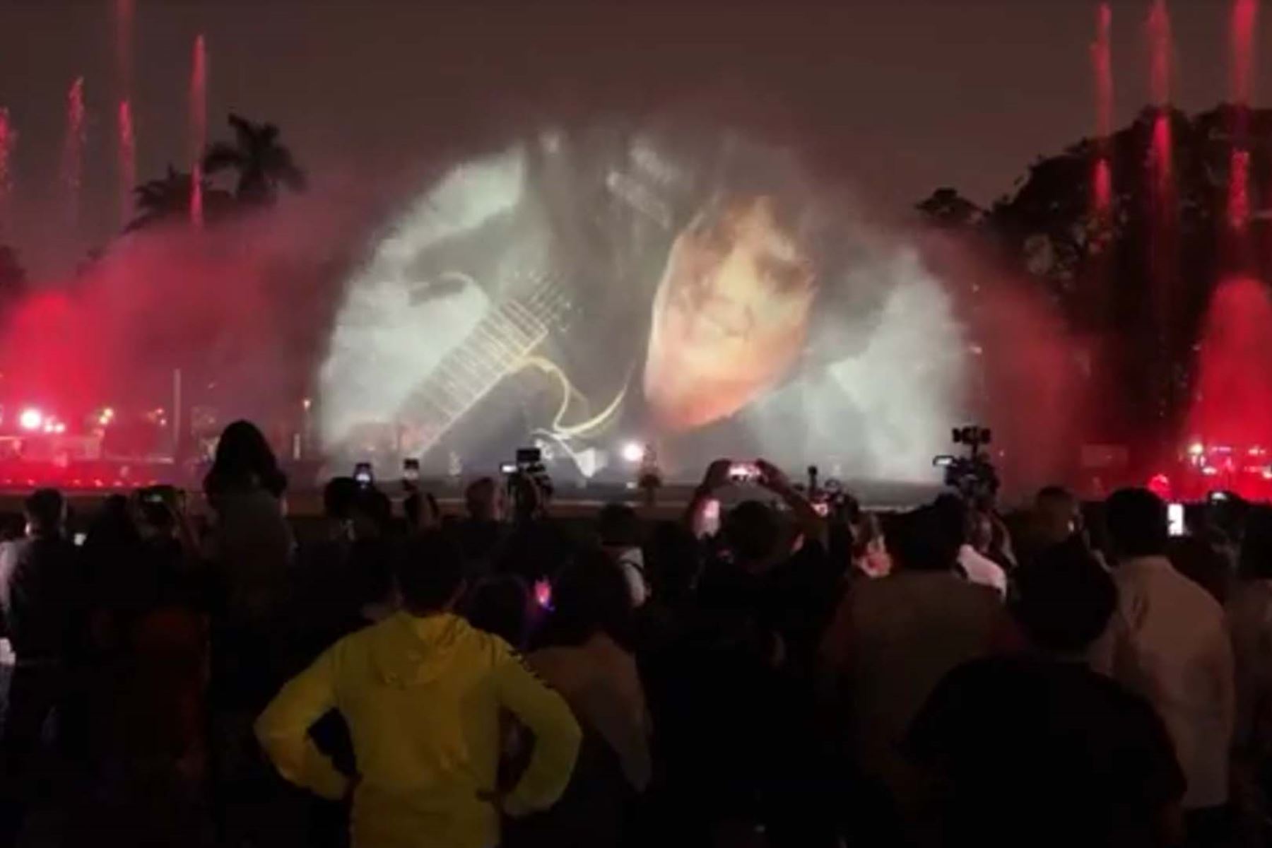 En el Circuito Mágico del Agua se rindió homenaje esta noche a Pedro Suárez Vértiz. Foto: Captura TV