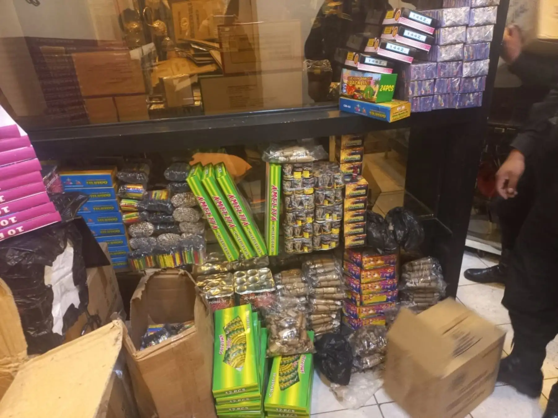 Policía incautó cerca de dos toneladas de pirotécnicos hallados en almacén clandestino en la ciudad de Huancayo y que pretendían ser comercializados por las fiestas de Año Nuevo. ANDINA/Difusión
