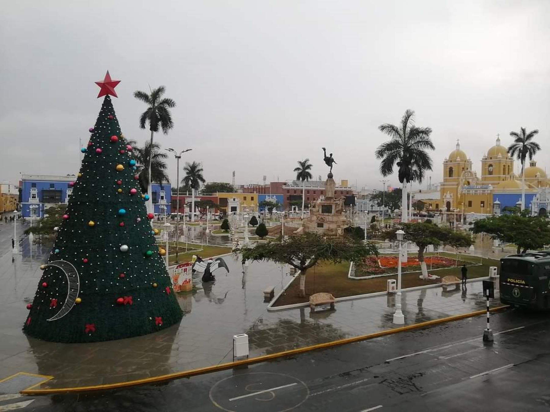 La ciudad de Trujillo soporta una persistente lluvia desde las 04:00 horas de hoy. La precipitación pluvial ha causado aniegos en diversas calles de esta provincia. Foto: cortesía Darwin Portales