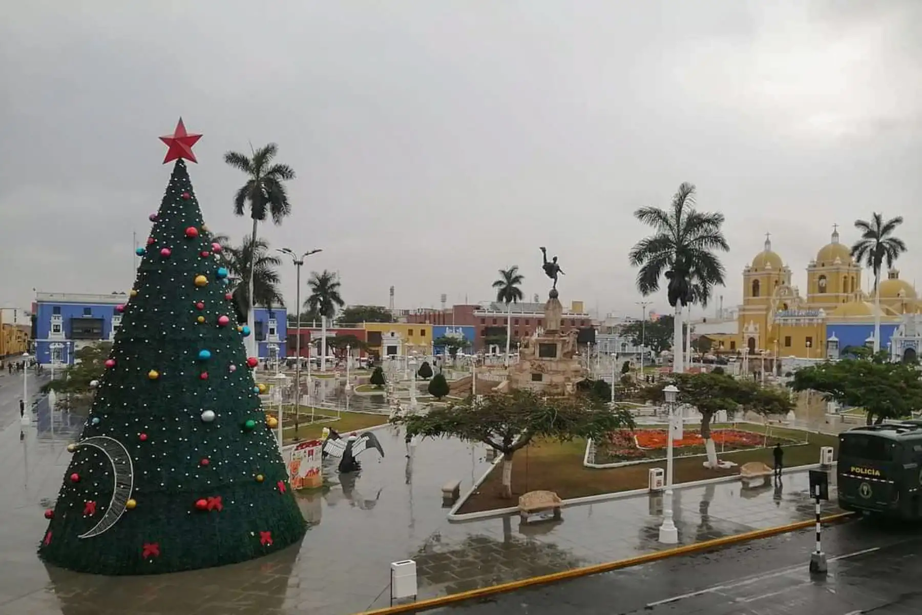 La provincia de Trujillo, en la región La Libertad, soporta una persistente lluvia desde las 04:00 horas de hoy viernes 29 de diciembre, que ha provocado el aniego de muchas de sus calles en los diferentes distritos de esta jurisdicción.
Foto: cortesía Darwin Portales