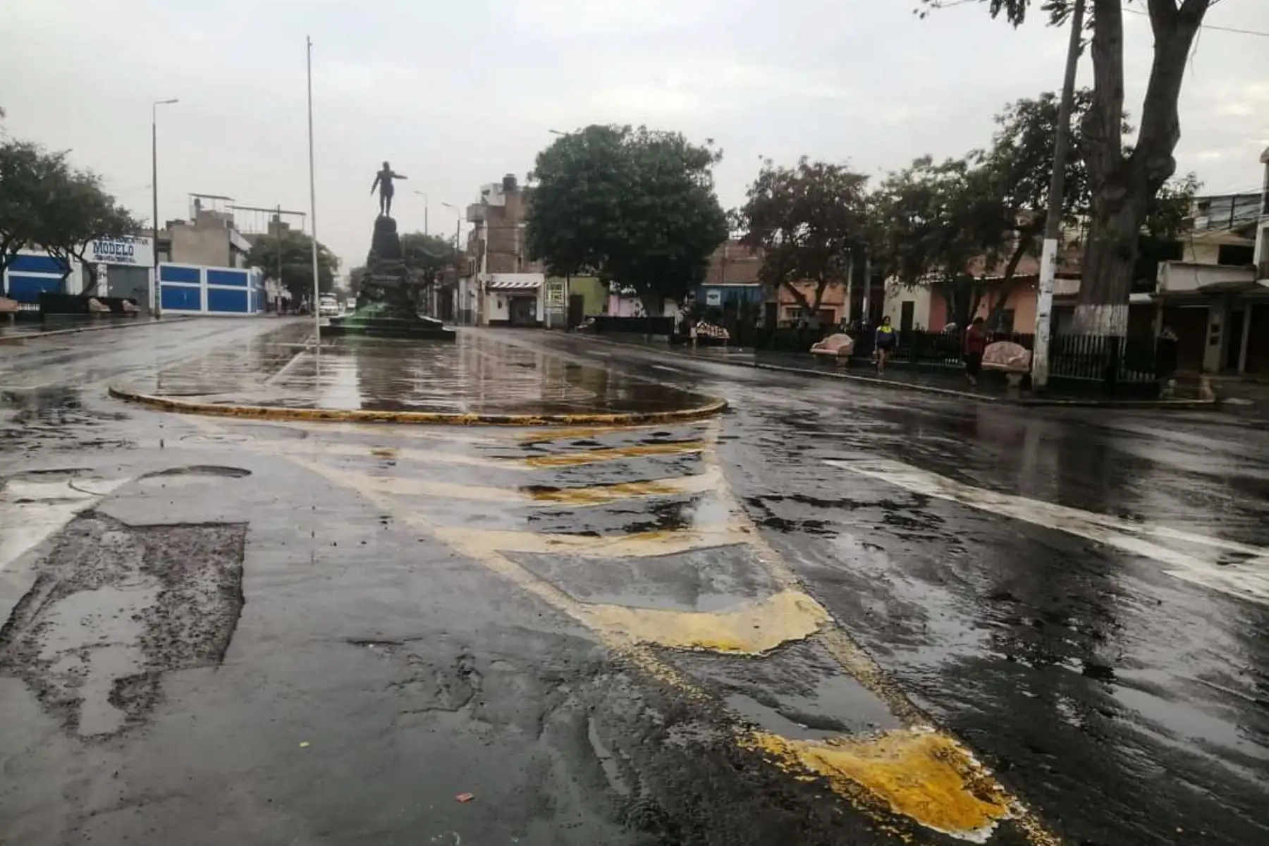 La provincia de Trujillo, en la región La Libertad, soporta una persistente lluvia desde las 04:00 horas de hoy viernes 29 de diciembre, que ha provocado el aniego de muchas de sus calles en los diferentes distritos de esta jurisdicción.
Foto: cortesía Darwin Portales