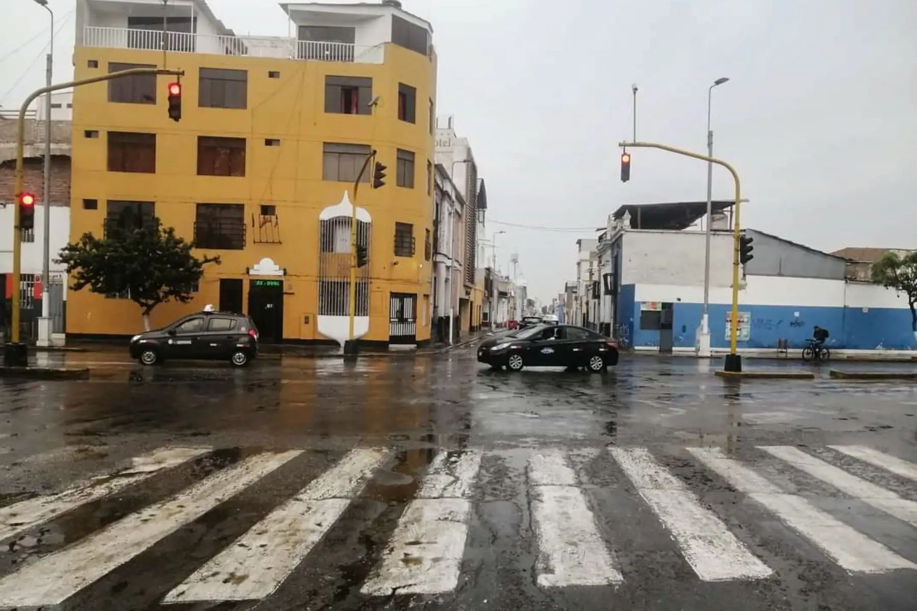La ciudad de Trujillo soporta una persistente lluvia desde las 04:00 horas de hoy. La precipitación pluvial ha causado aniegos en diversas calles de esta provincia. 
Foto: cortesía Darwin Portales