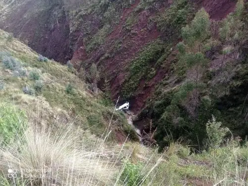 La miniván que transportaba a seis personas cayó a un abismo de más de 300 metros en el sector Occopata de la carretera Cusco - Paruro, en Cusco. ANDINA/Difusión