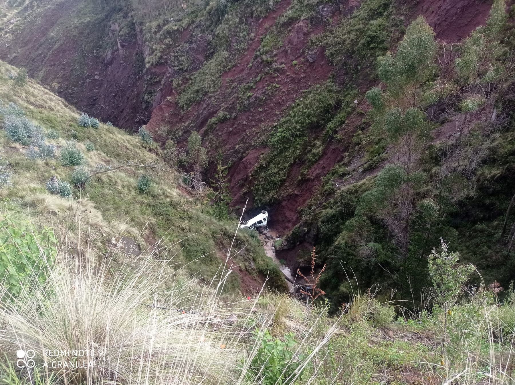 La miniván que transportaba a seis personas cayó a un abismo de más de 300 metros en el sector Occopata de la carretera Cusco - Paruro, en Cusco. ANDINA/Difusión