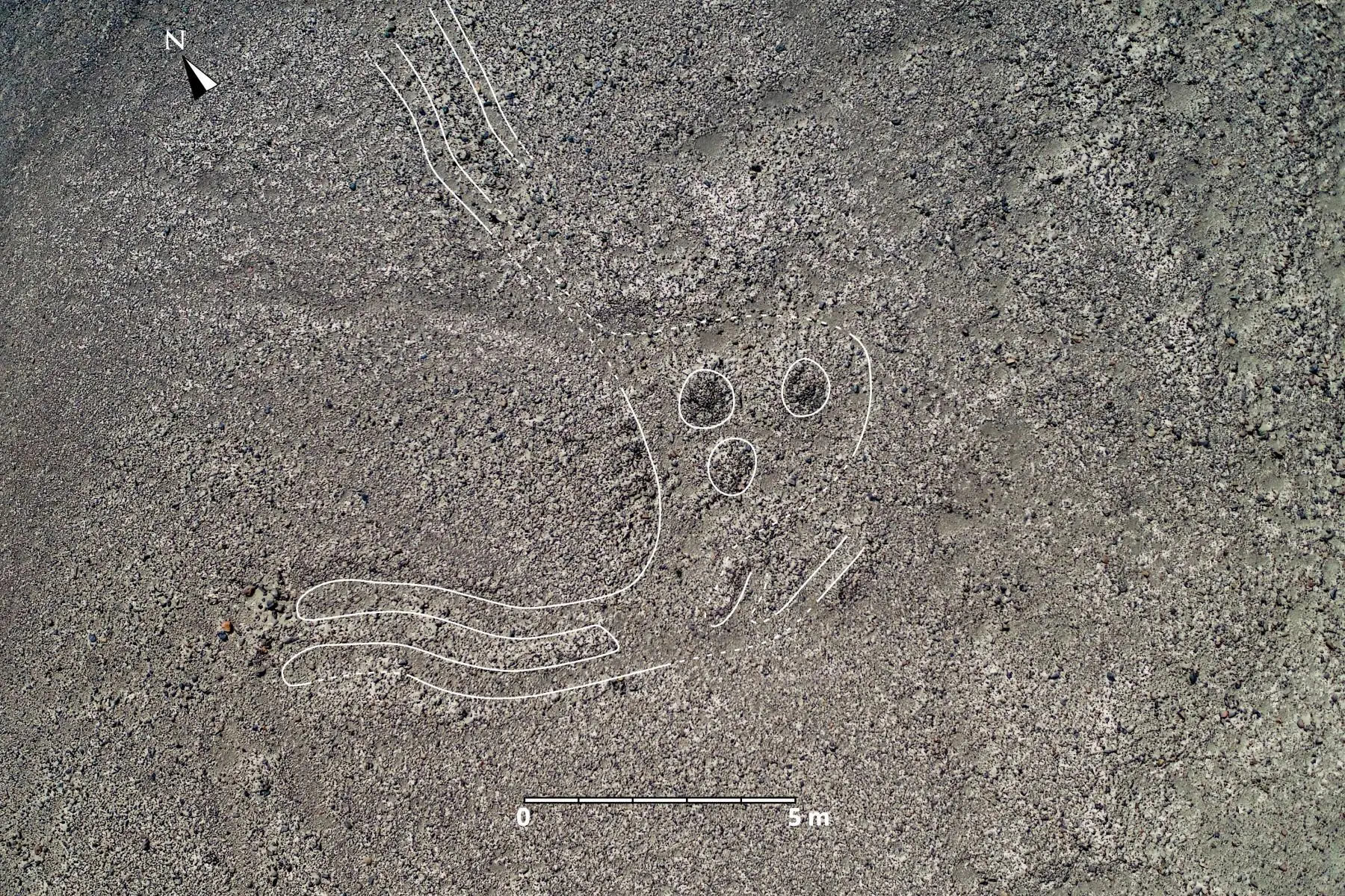 Se identificaron 168 nuevos geoglifos, los cuales datan de entre el año 100 a. C. y el 300 d. C, que corresponden a la transición de Nasca inicial a Nasca temprano y el hallazgo se logró luego de tomar fotografías aéreas de alta resolución. Los geoglifos hallados son de figuras humanas y de animales, como orcas, felinos, aves, camélidos y serpientes.
Foto: Universidad de Yamagata/Japón