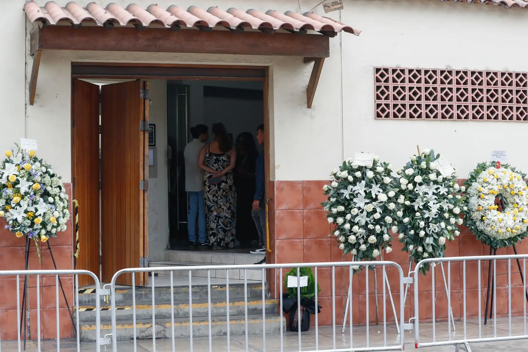Los restos mortales de Pedro Suárez-Vértiz partieron esta mañana de su domicilio rumbo al velatorio en la iglesia Virgen de Fátima, en Miraflores, lugar al cual acuden familiares y amigos más cercanos. La cremación del artista se realizará el día de hoy, a las 16:30 horas en las instalaciones de Jardines de la Paz.
Foto: ANDINA/Daniel Bracamonte