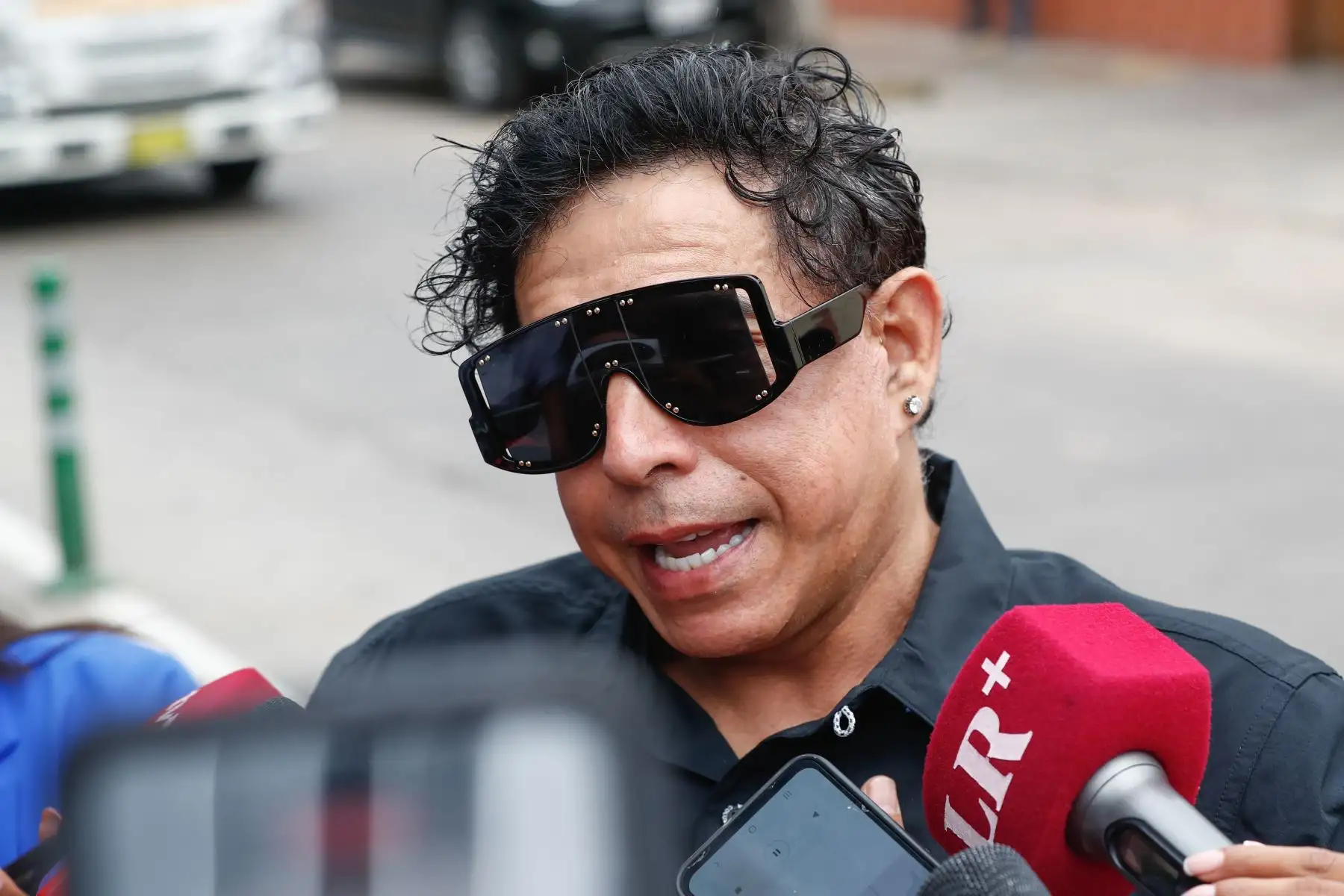 Los restos mortales de Pedro Suárez-Vértiz partieron esta mañana de su domicilio rumbo al velatorio en la iglesia Virgen de Fátima, en Miraflores, lugar al cual acuden familiares y amigos más cercanos. La cremación del artista se realizará el día de hoy, a las 16:30 horas en las instalaciones de Jardines de la Paz.
Foto: ANDINA/Daniel Bracamonte