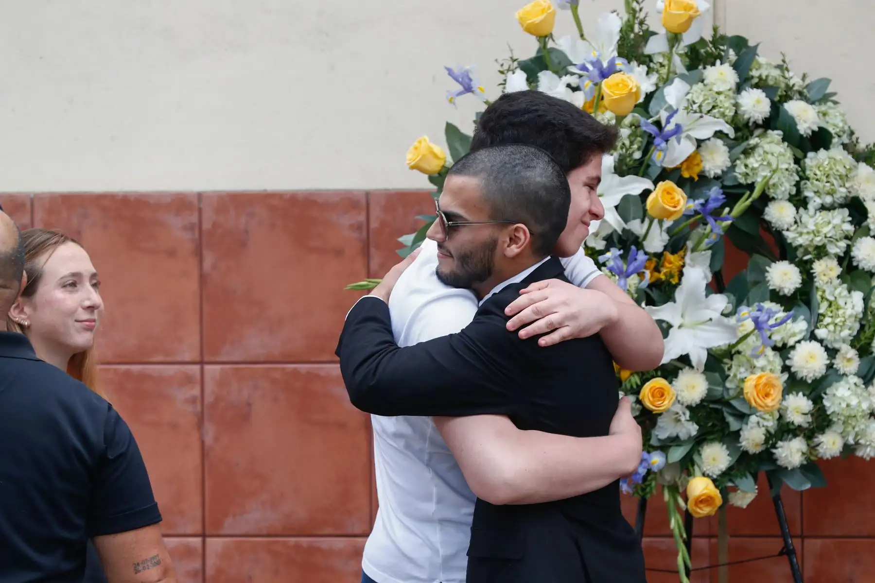 Tomás Suárez Vértiz Martinez, hijo menor del inolvidable músico peruano, Pedro Suárez Vértiz, recibe el pésame de amigos, artistas y familiares. Los restos se velan en privado en el velatorio de la iglesia Virgen de Fátima, de Miraflores.
Foto: ANDINA/Daniel Bracamonte