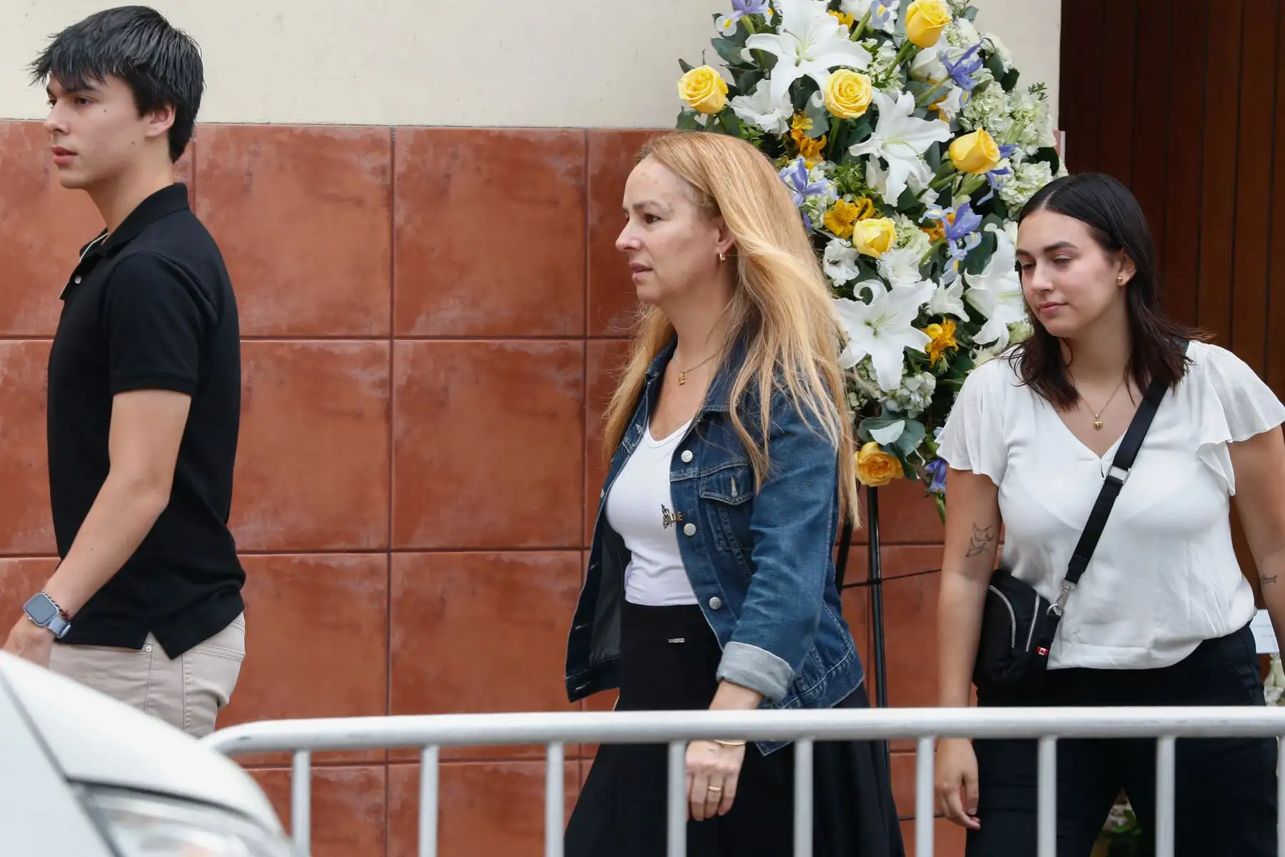 Los restos mortales de Pedro Suárez-Vértiz partieron esta mañana de su domicilio rumbo al velatorio en la iglesia Virgen de Fátima, en Miraflores, lugar al cual acuden familiares y amigos más cercanos. La cremación del artista se realizará el día de hoy, a las 16:30 horas en las instalaciones de Jardines de la Paz.
Foto: ANDINA/Daniel Bracamonte