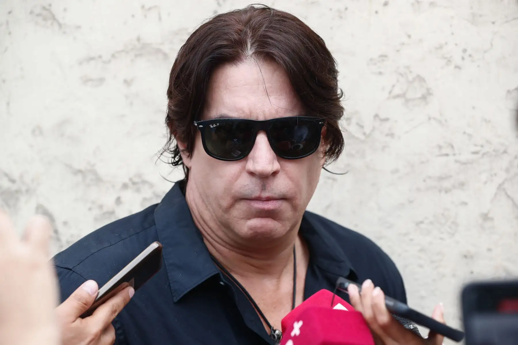Hasta el velatorio de la iglesia Virgen de Fátima, en Miraflores, llegan diversos amigos y artistas para rendir último homenaje al icónico rockero peruano, Pedro Suárez Vértiz.
Guillermo Bussinger, vocalista de Pedro Suárez-Vértiz la banda, resdaltó que con su música unió tres generaciones.
Foto: ANDINA/Daniel Bracamonte