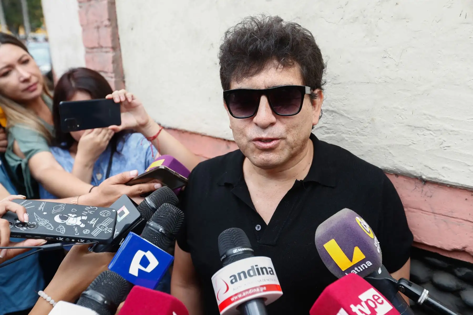 El cantautor peruano, William Luna, fue uno de los primeros artistas en acercarse al velatorio de la iglesia Virgen de Fátima, para despedir a su amigo y colega Pedro Suárez, Vértiz. Reveló que que fue Pedro quien en una época difícil de su vida "me levantó el ánimo y me defendió en redes, gracias por las muchas veces que escribió de mí y defendió mi música".
Foto: ANDINA/Daniel Bracamonte