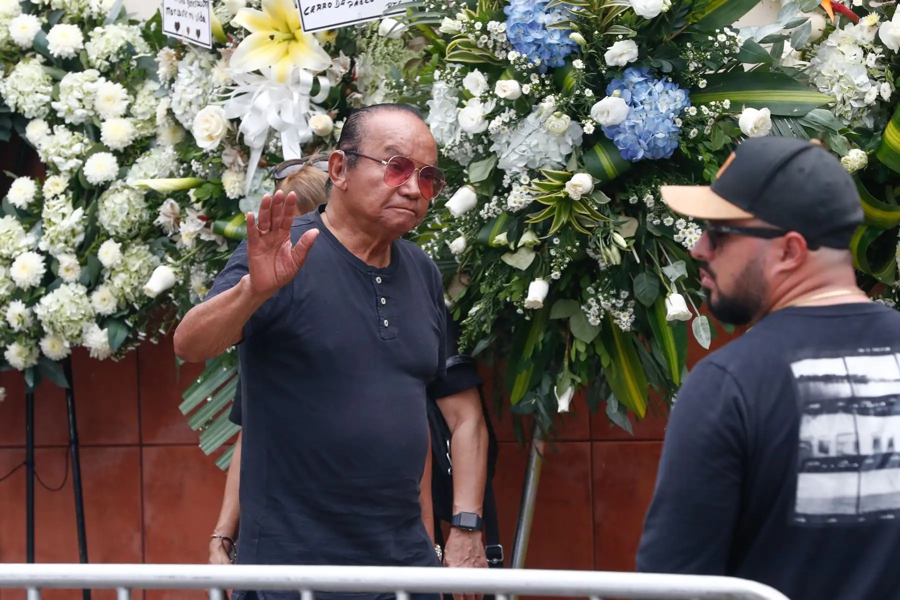 Los restos mortales de Pedro Suárez-Vértiz partieron esta mañana de su domicilio rumbo al velatorio en la iglesia Virgen de Fátima, en Miraflores, lugar al cual acuden familiares y amigos más cercanos. La cremación del artista se realizará el día de hoy, a las 16:30 horas en las instalaciones de Jardines de la Paz.
Foto: ANDINA/Daniel Bracamonte