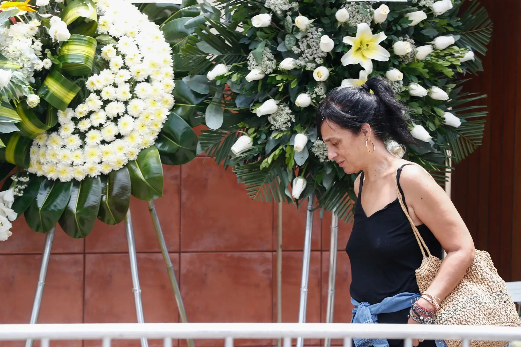 Los restos mortales de Pedro Suárez-Vértiz partieron esta mañana de su domicilio rumbo al velatorio en la iglesia Virgen de Fátima, en Miraflores, lugar al cual acuden familiares y amigos más cercanos. La cremación del artista se realizará el día de hoy, a las 16:30 horas en las instalaciones de Jardines de la Paz.
Foto: ANDINA/Daniel Bracamonte