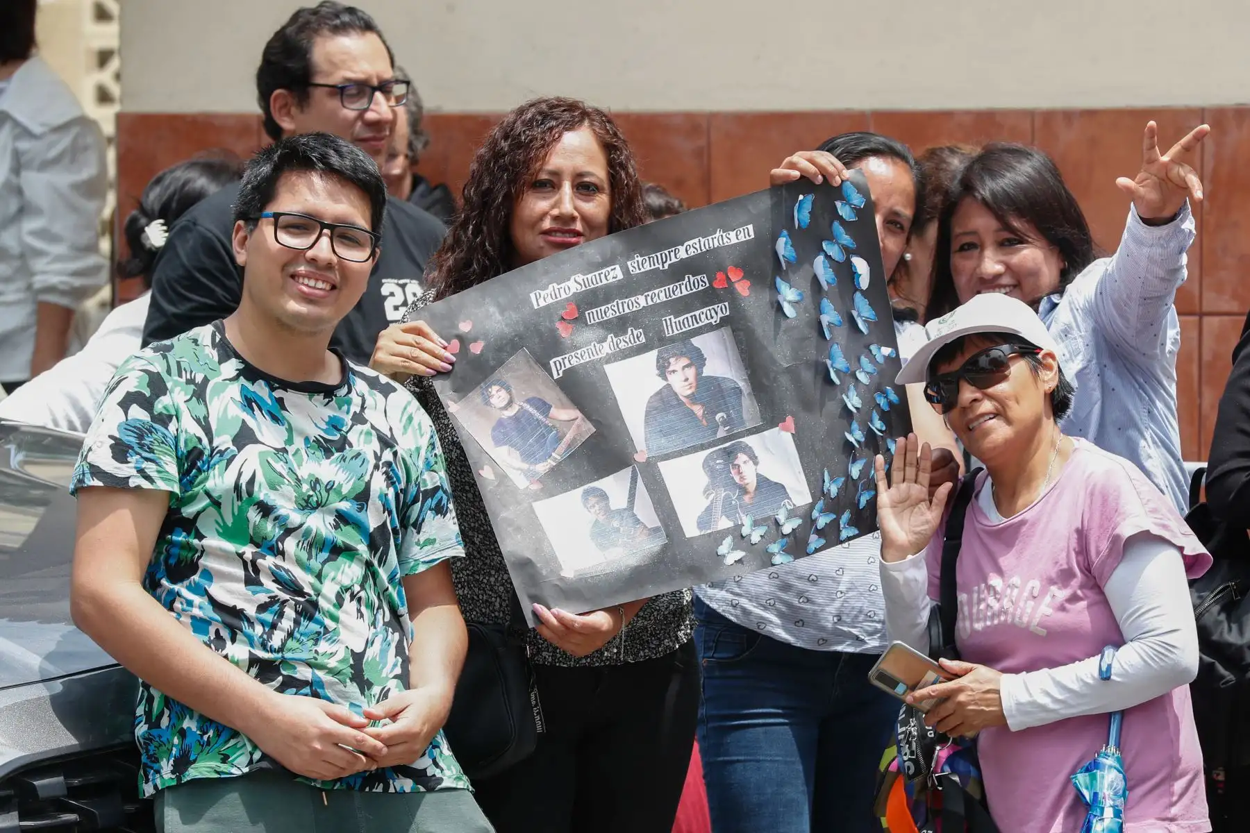 Admiradores del ícono del rock nacional, Pedro Suárez Vértiz, llegaron hasta el velatorio de la iglesia Virgen de Fátima, en Miraflores, para darle el último adios. Esperaron horas pero finalmente puduieron ingresar para darle su último adiós.
Foto: ANDINA/Daniel Bracamonte