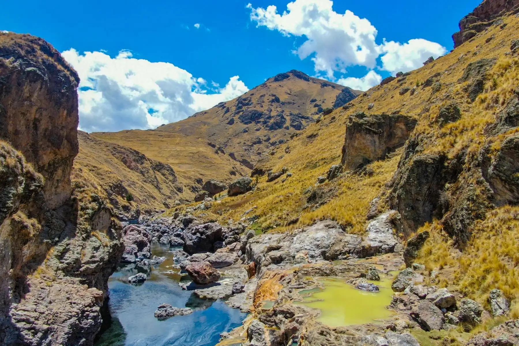 Antes de cerrar el 2023 y comenzar el año nuevo con todas las energías, autoridades del distrito de Checca, ubicado en la provincia cusqueña de Canas, promueven e impulsan visitas turísticas a los atractivos naturales y monumentos arqueológicos poco explorados e investigados de esa jurisdicción.
Foto: Municipalidad Distrital de Checca