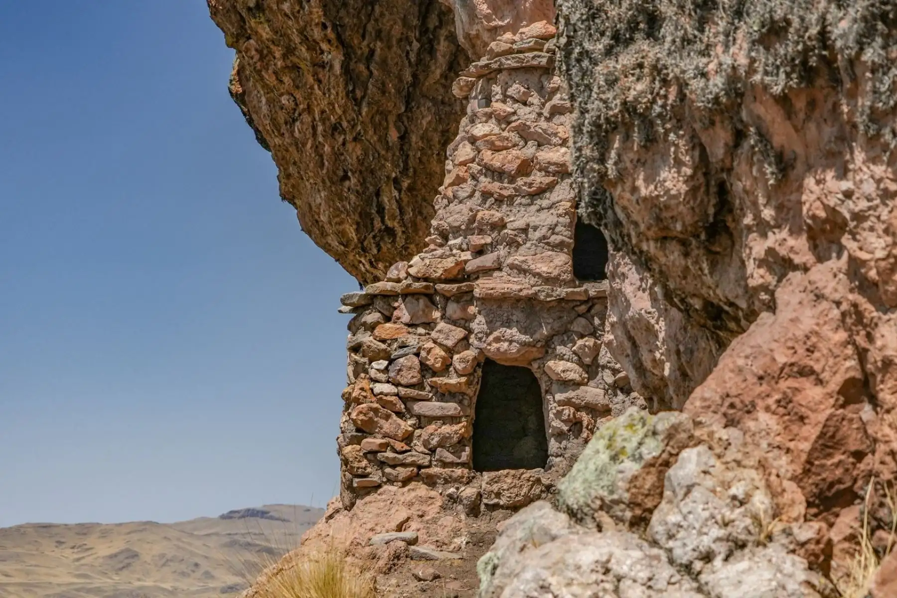 Entre los múltiples sitios arqueológicos que ofrece se encuentra el sitio arqueológico Hatun Pukara Sausaya, ubicado en la comunidad de Tandabamba, sobre los 4,261 metros sobre el nivel del mar. Aquí, a orillas del cañón del río Apurímac, existen chullpas sobre una montaña, encerradas con una muralla de piedra que data de la época pre inca.
Foto: Municipalidad Distrital de Checca